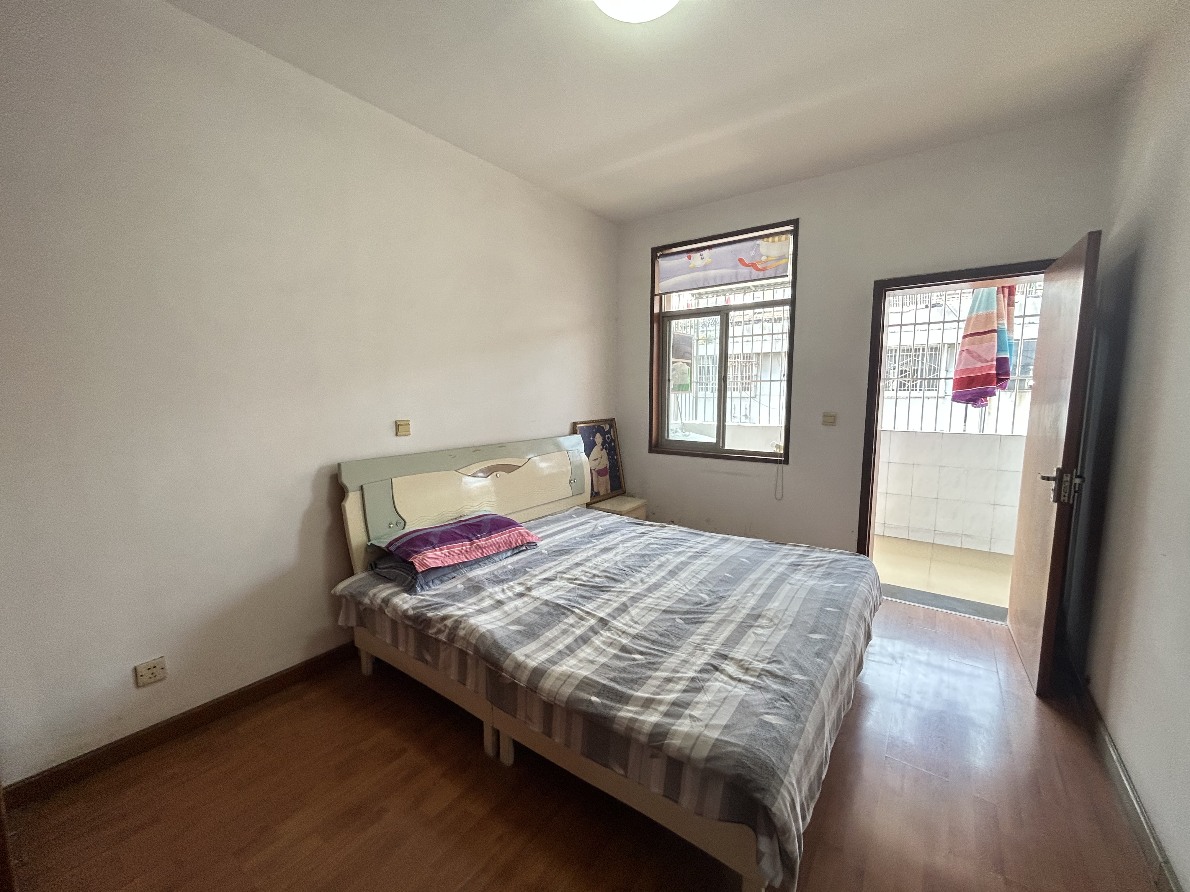 春江花园精装三房地段好装修保养好直接拎包住