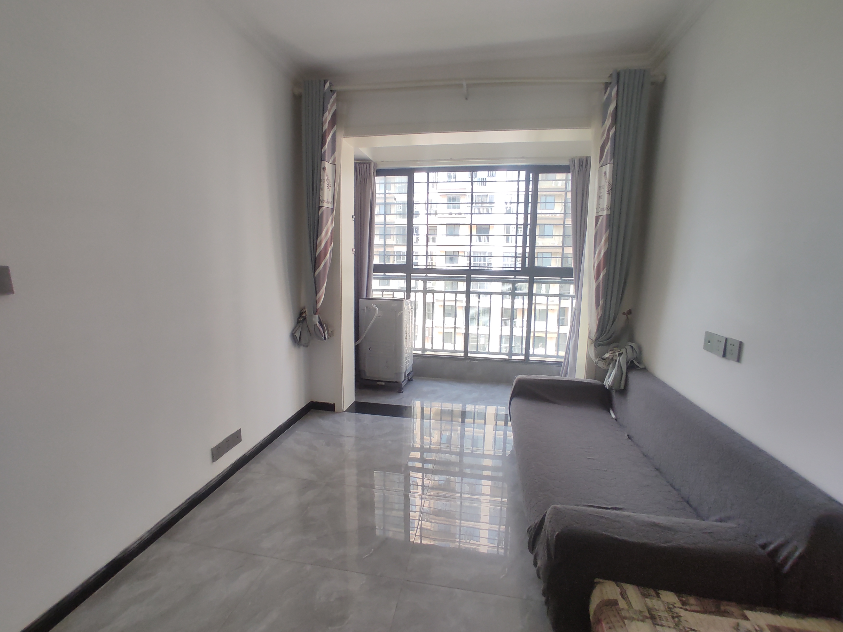 荣怀极地世家.精装大两房.中间楼层.看房方便