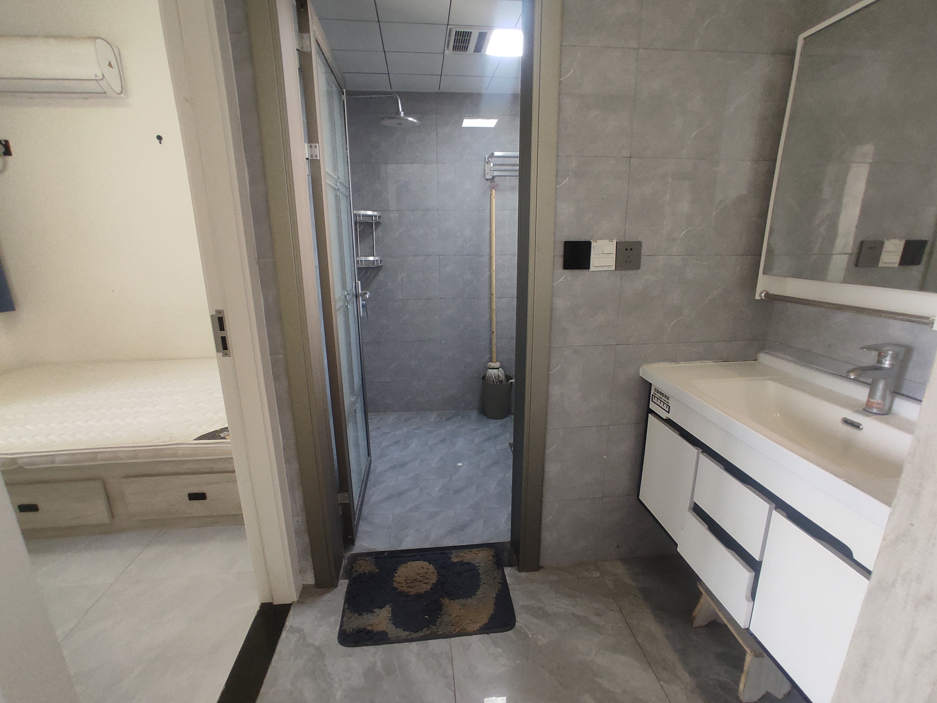 荣怀极地世家.精装大两房.中间楼层.看房方便