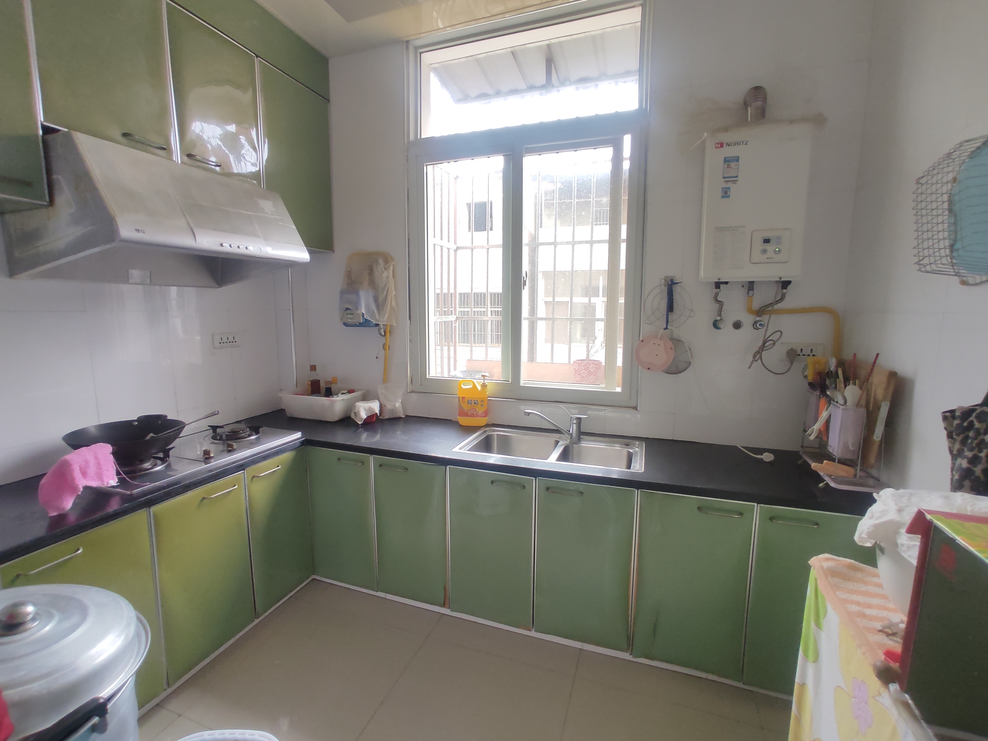 骏马雅苑.精装三房两卫.小区有出场好停车.证件满二.看房方便