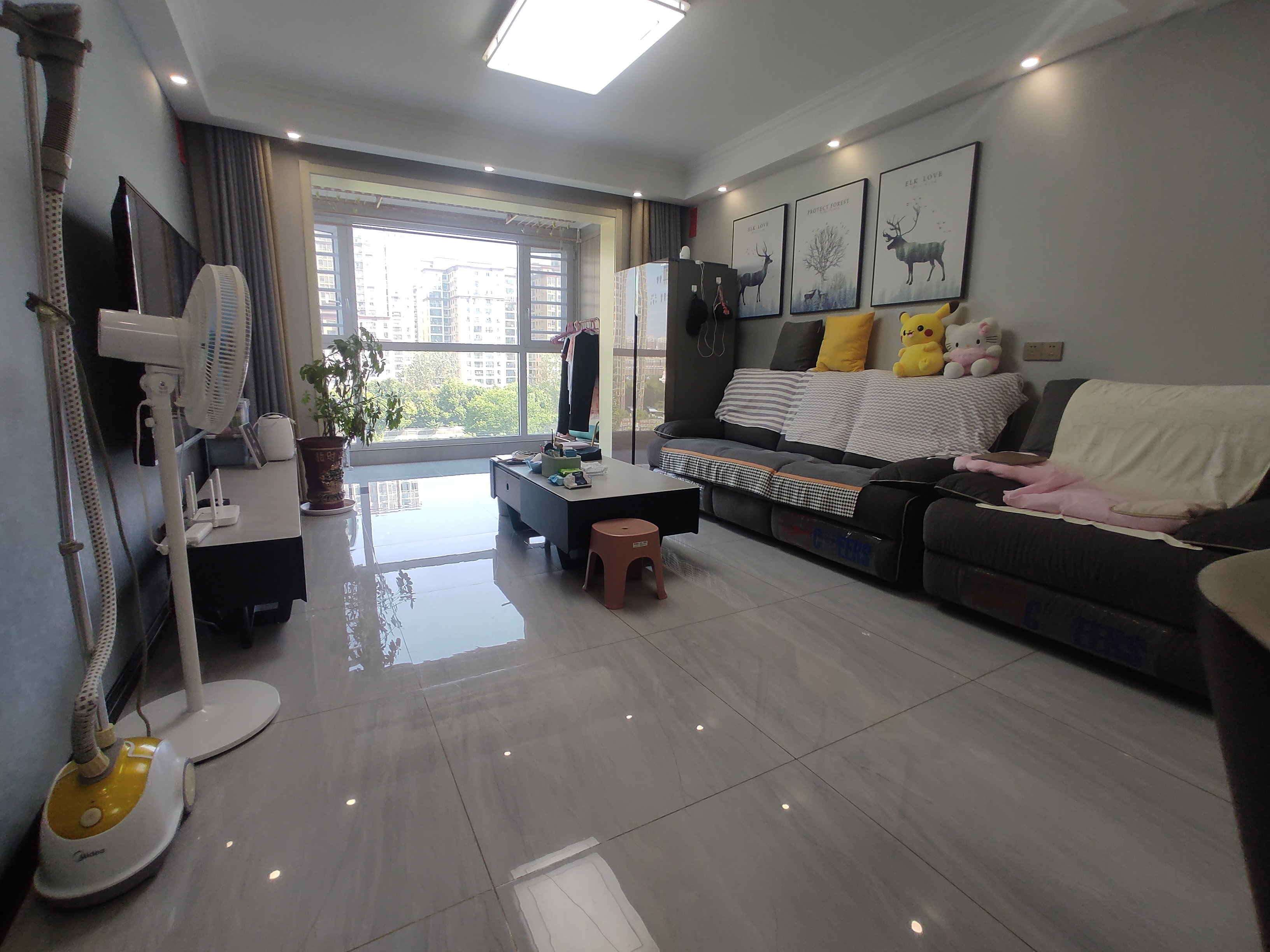 新城一号五期.九点九成新三房.南北双阳台.证件满二.看房方便