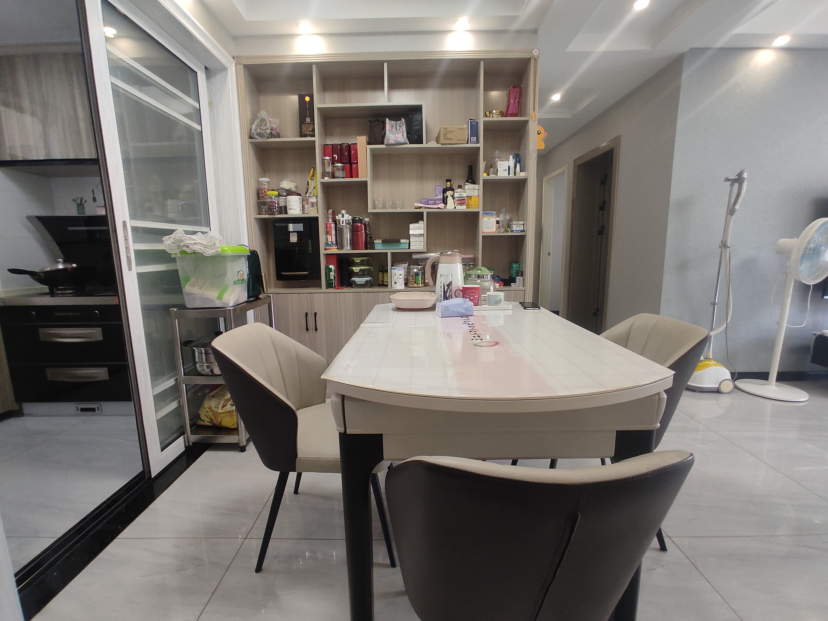 新城一号五期.九点九成新三房.南北双阳台.证件满二.看房方便