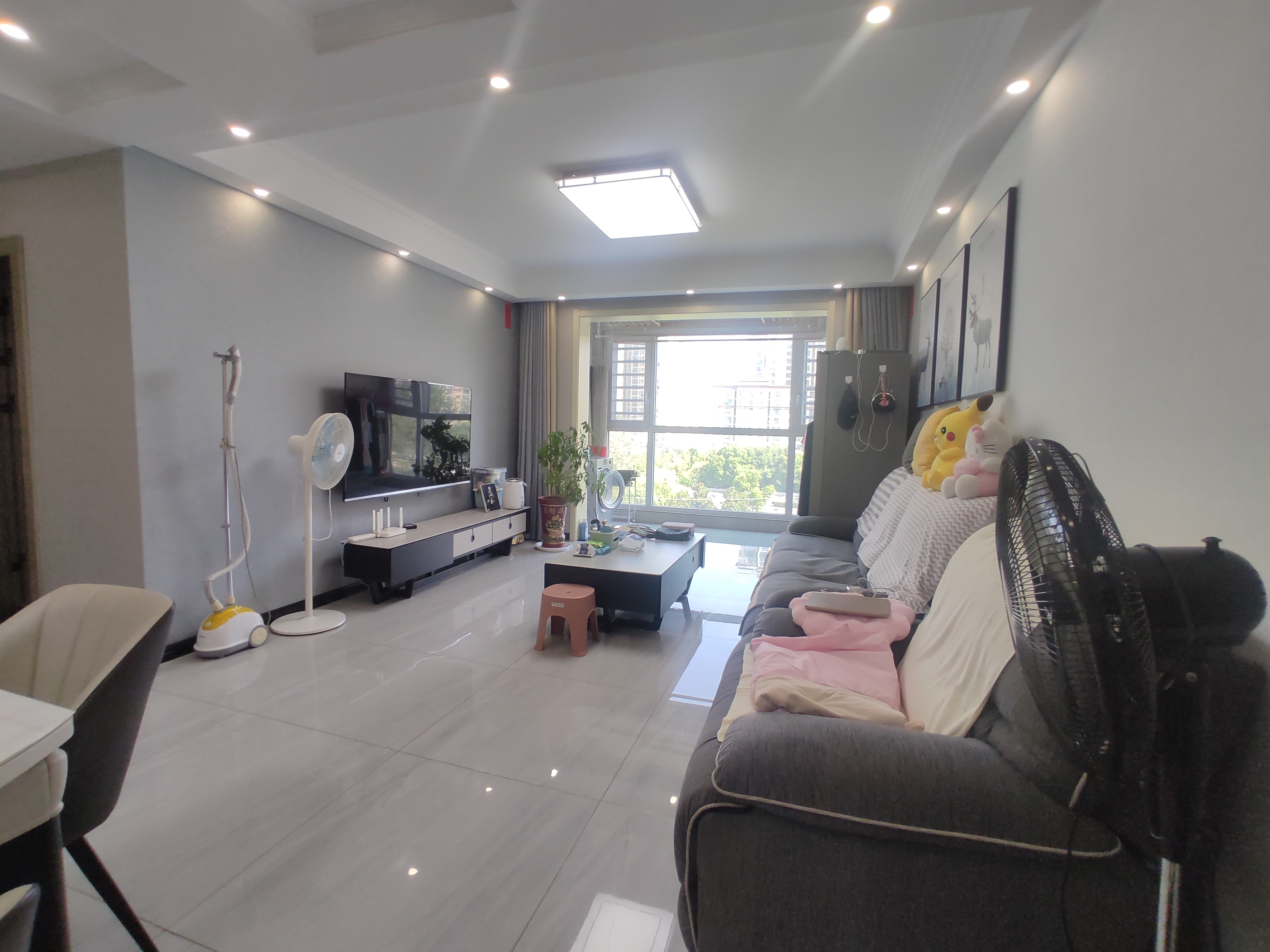 新城一号五期.九点九成新三房.南北双阳台.证件满二.看房方便