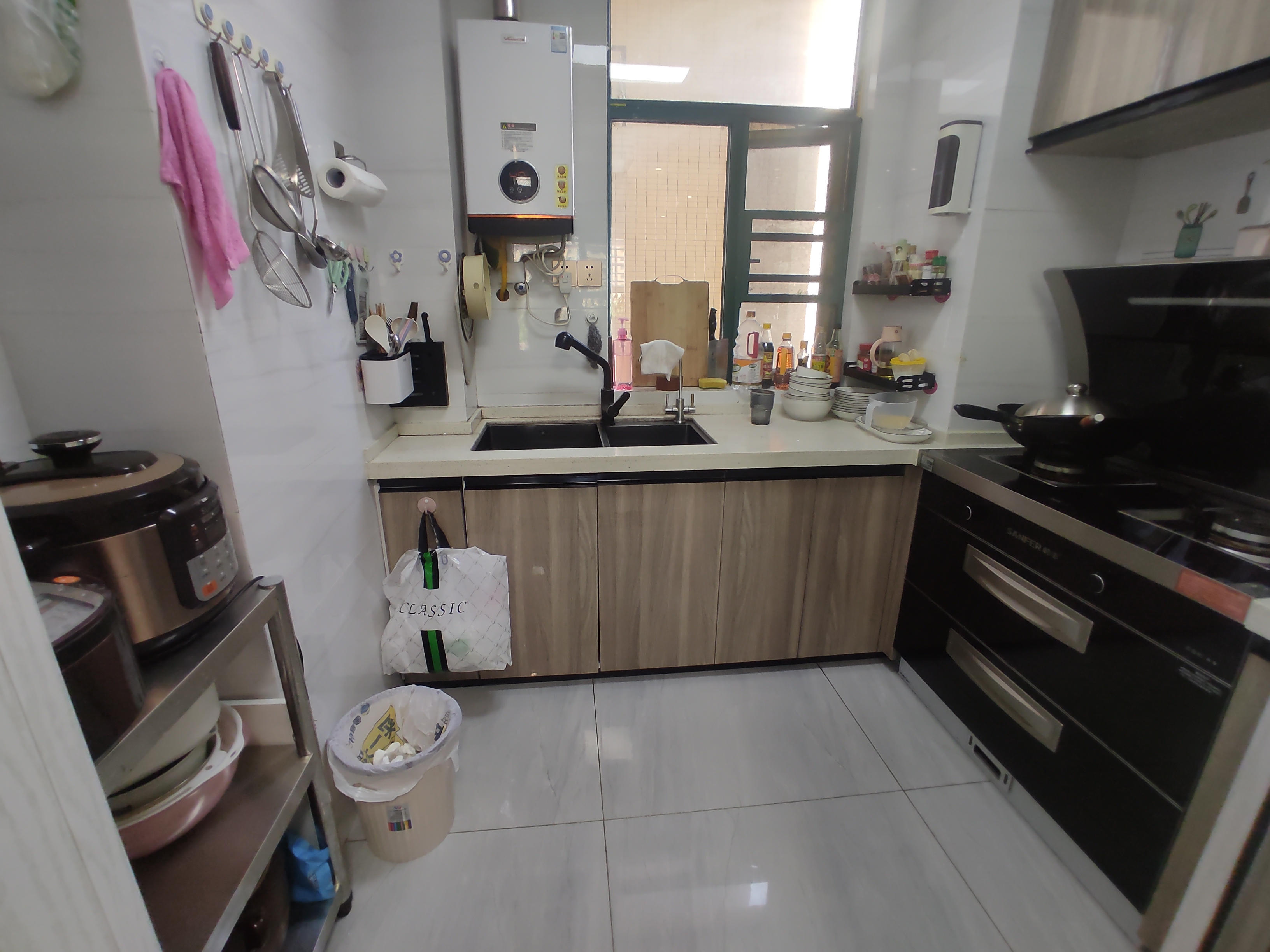 新城一号五期.九点九成新三房.南北双阳台.证件满二.看房方便