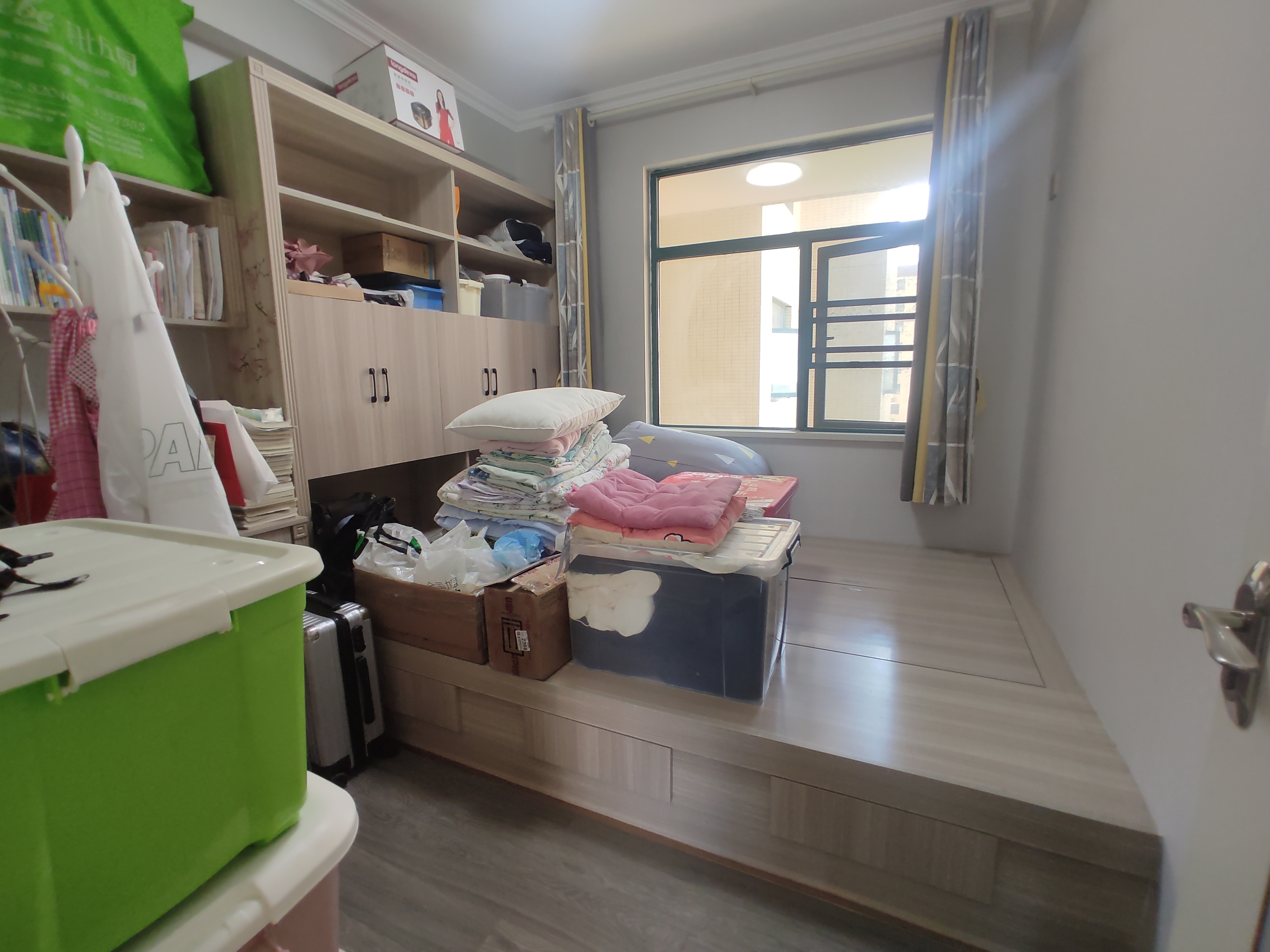 新城一号五期.九点九成新三房.南北双阳台.证件满二.看房方便