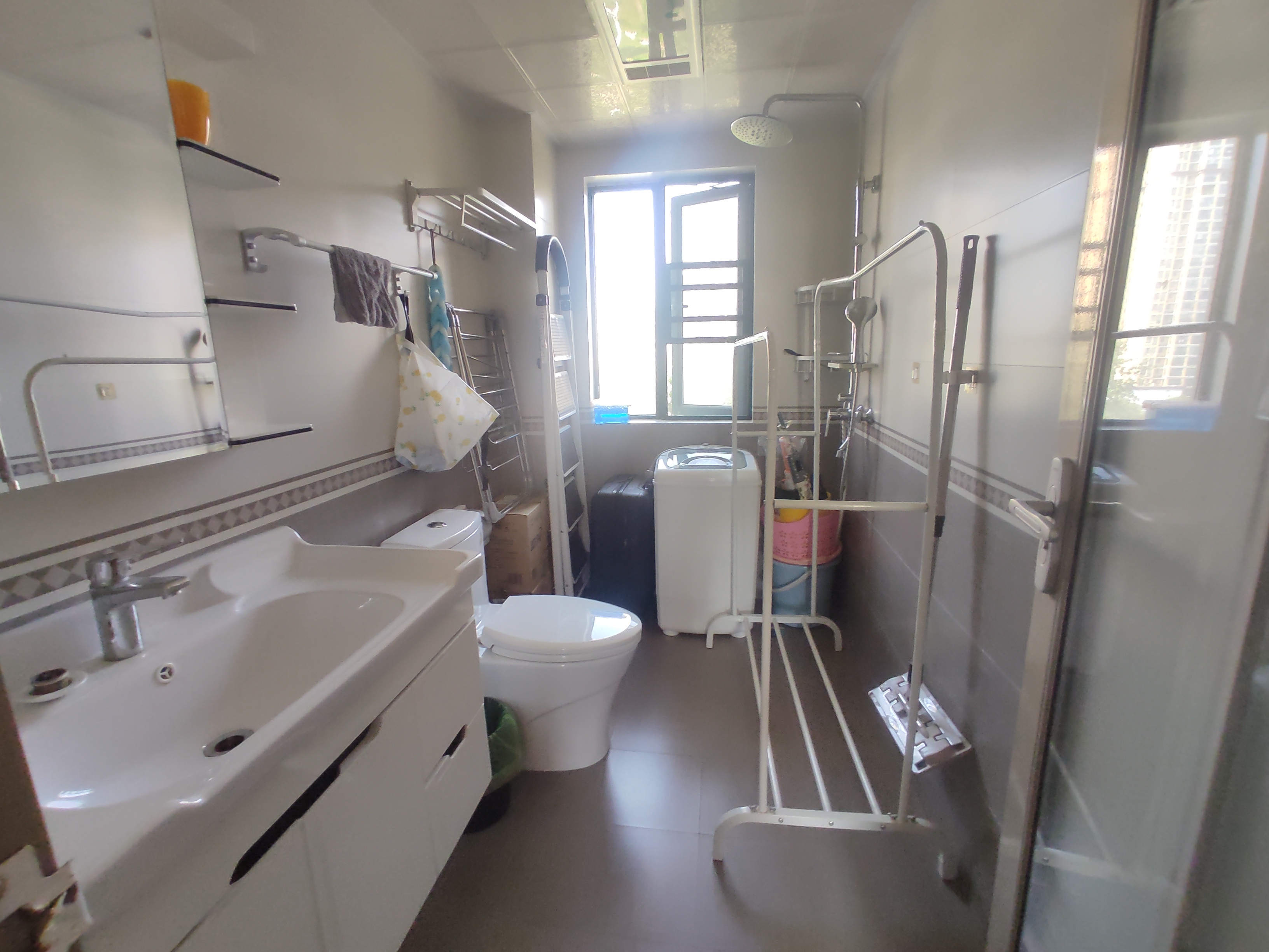 新城一号五期.九点九成新三房.南北双阳台.证件满二.看房方便