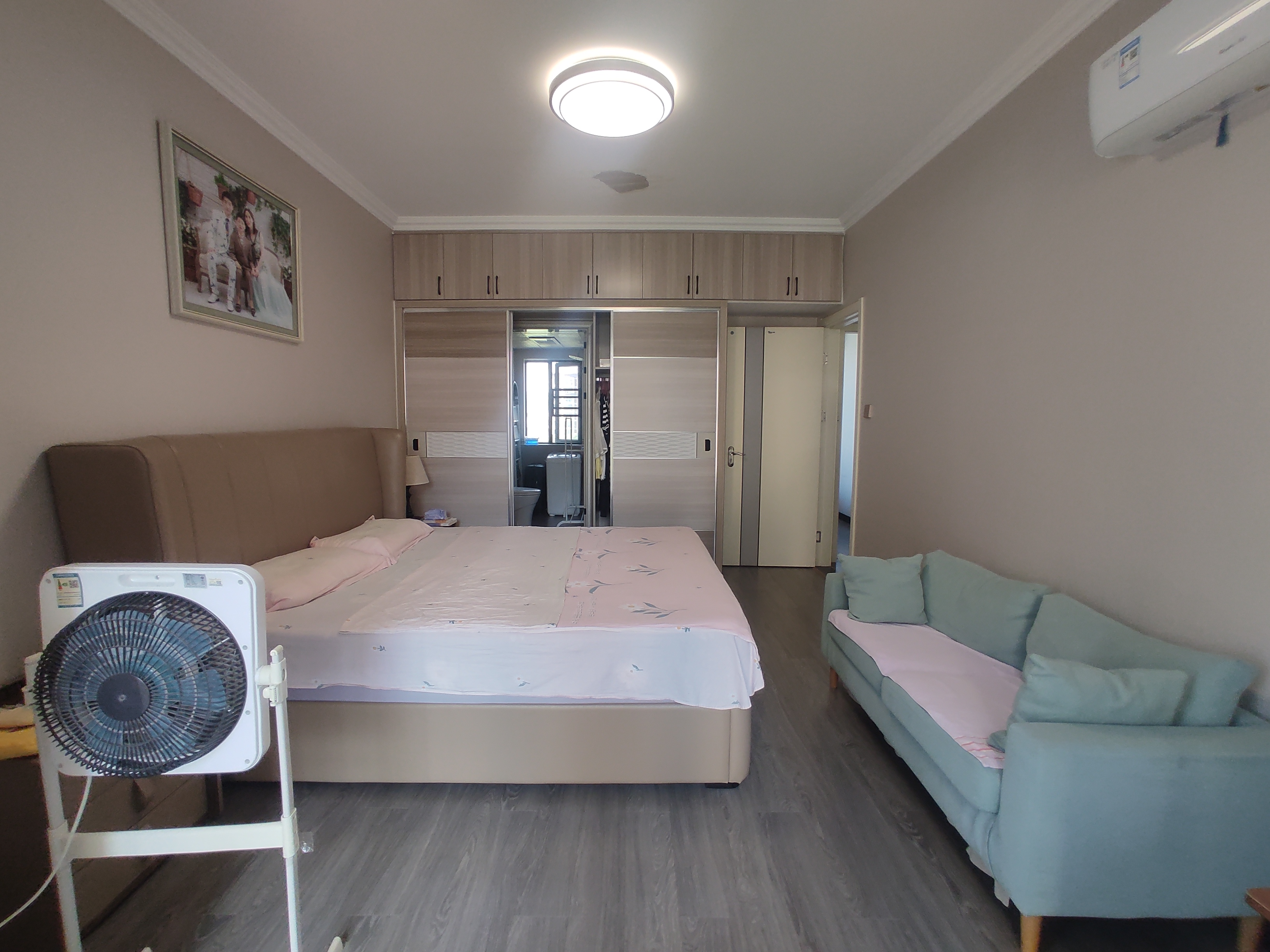 新城一号五期.九点九成新三房.南北双阳台.证件满二.看房方便