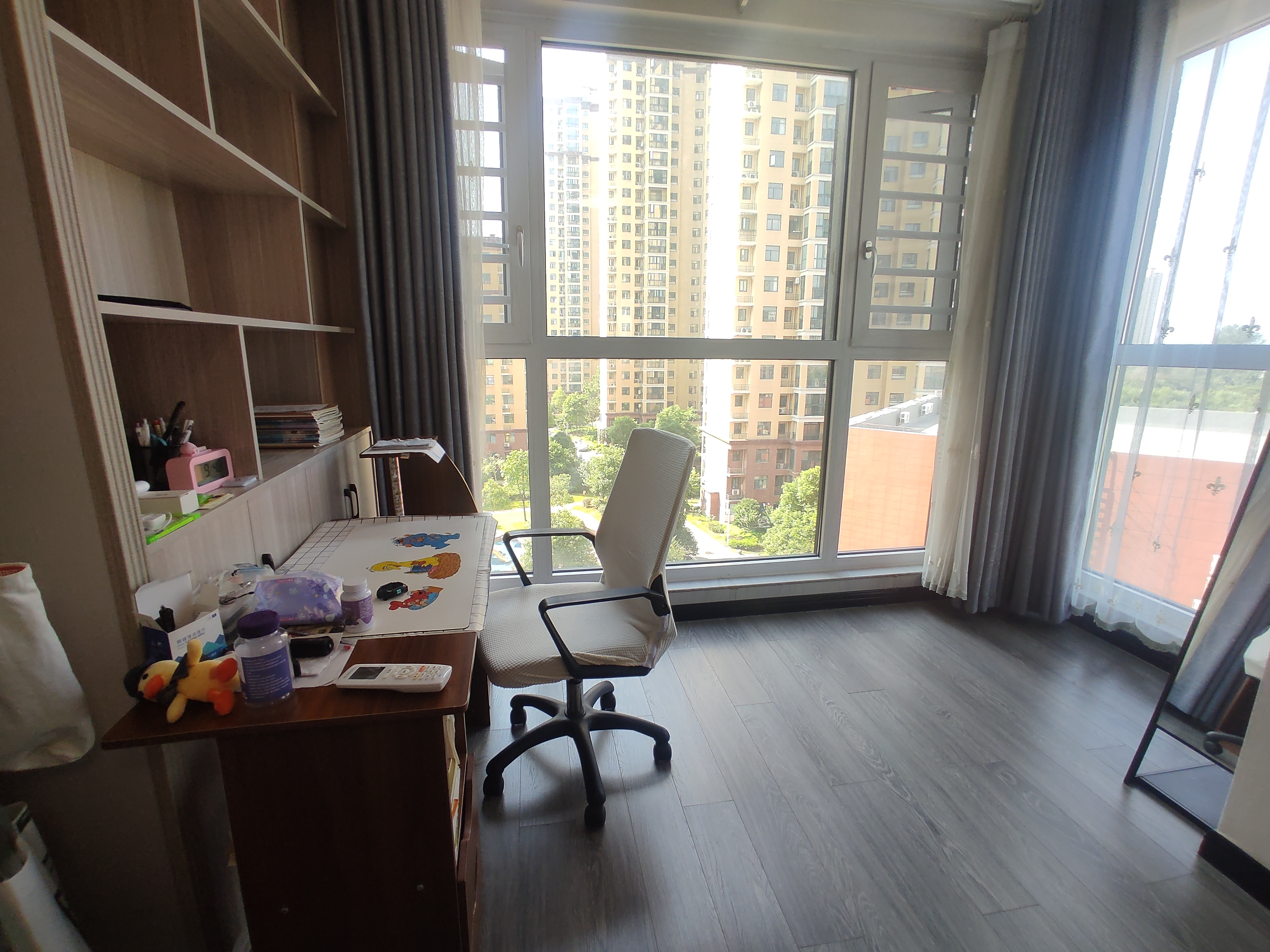 新城一号五期.九点九成新三房.南北双阳台.证件满二.看房方便