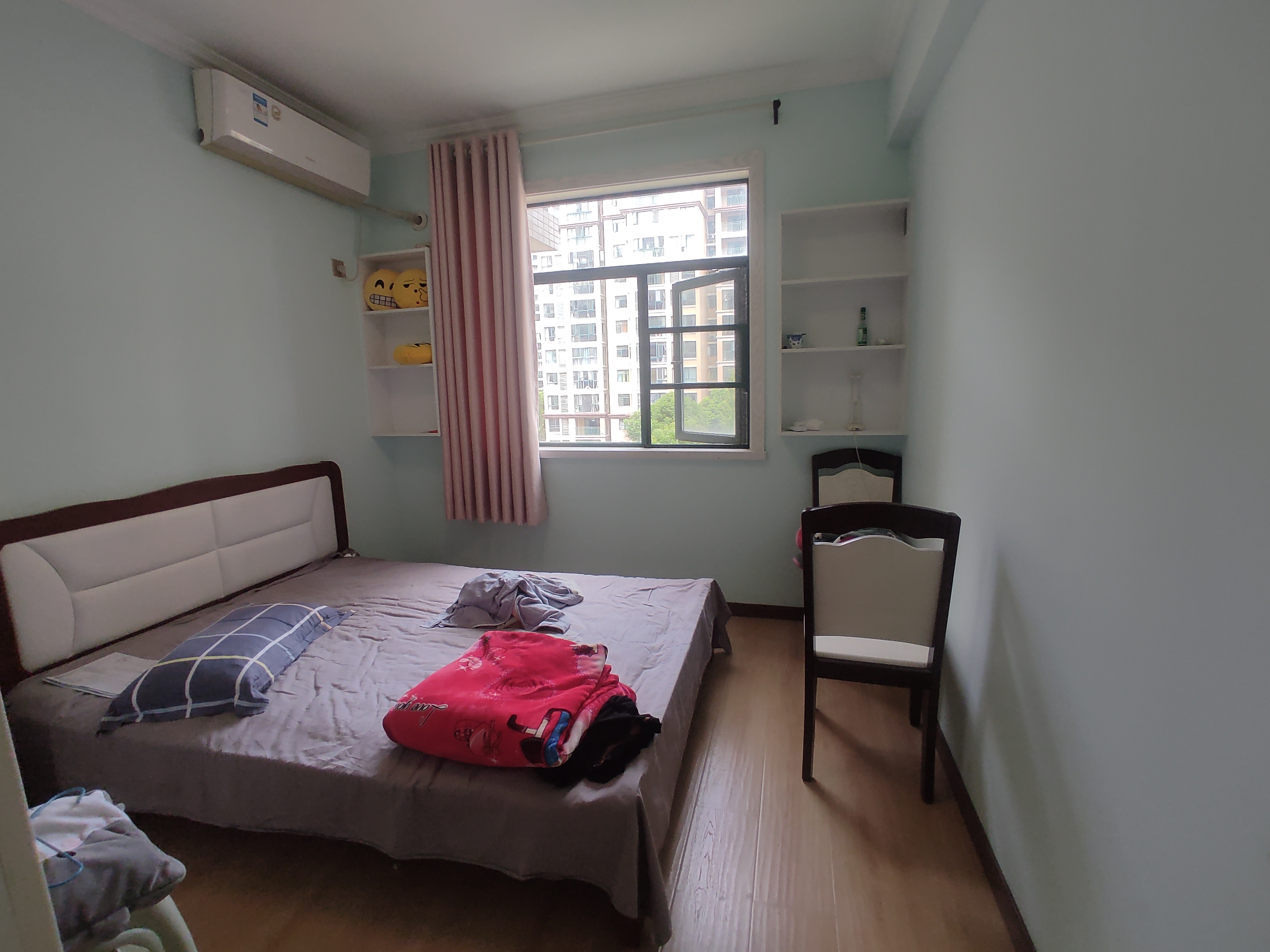 新城一号五期.精装大四房.电梯小高层.房子成色新.证件满二.看房方便