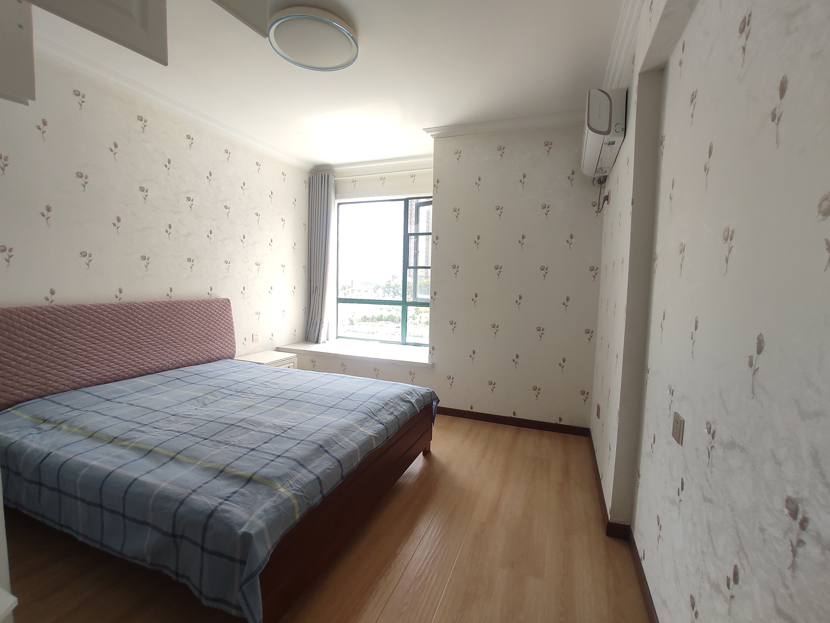 新城一号五期.精装大四房.电梯小高层.房子成色新.证件满二.看房方便