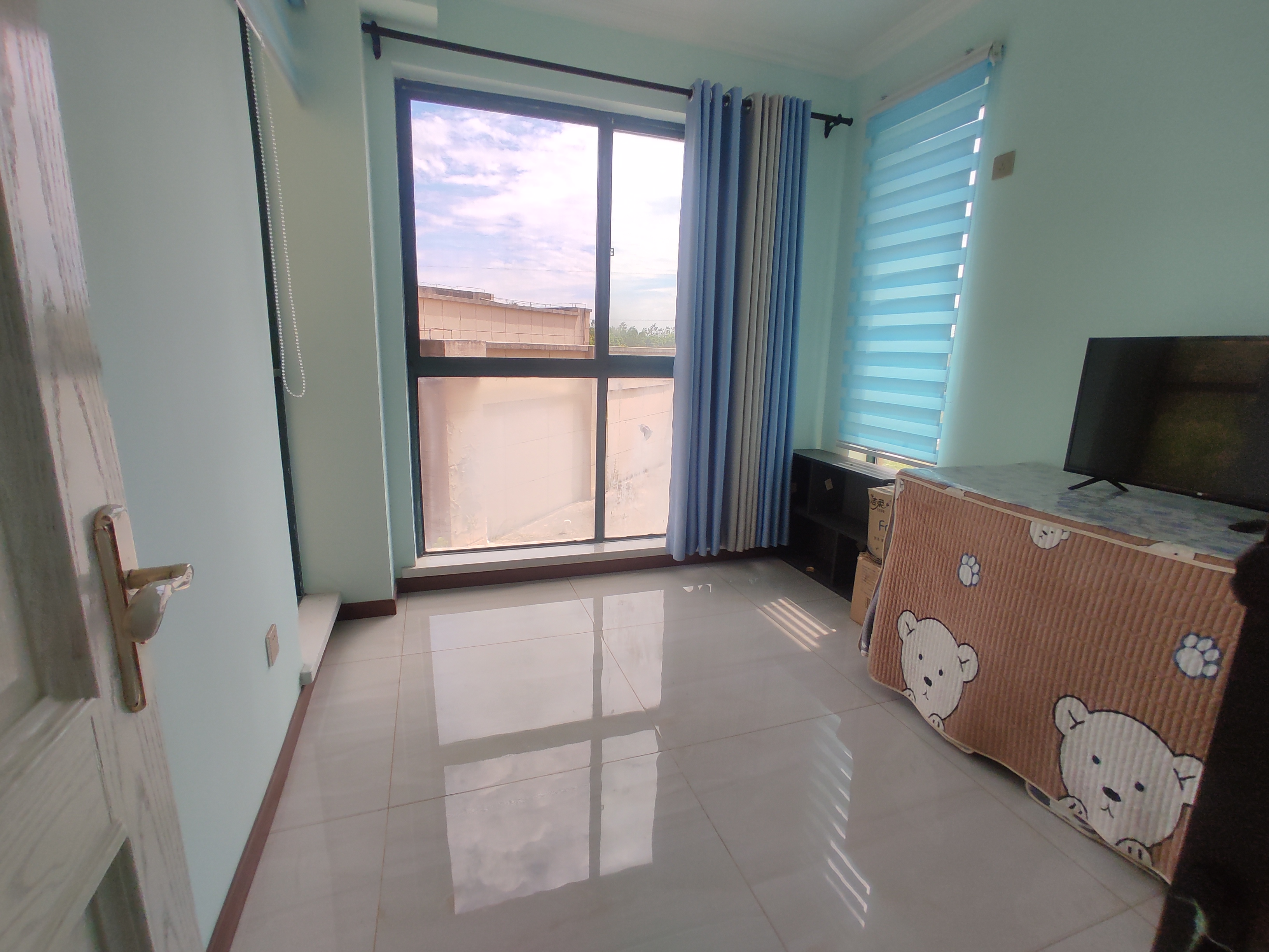 新城一号五期.精装大四房.电梯小高层.房子成色新.证件满二.看房方便