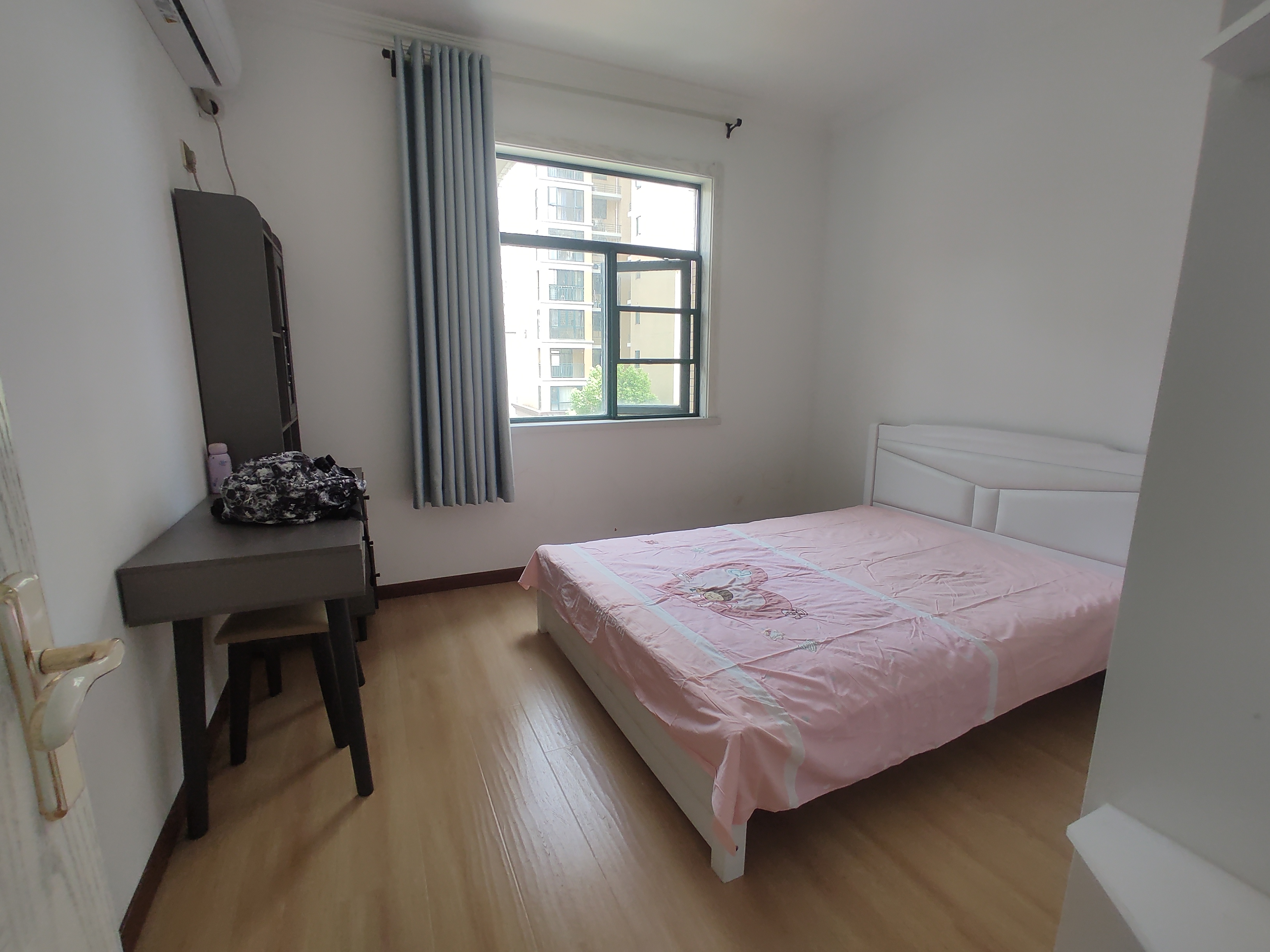 新城一号五期.精装大四房.电梯小高层.房子成色新.证件满二.看房方便