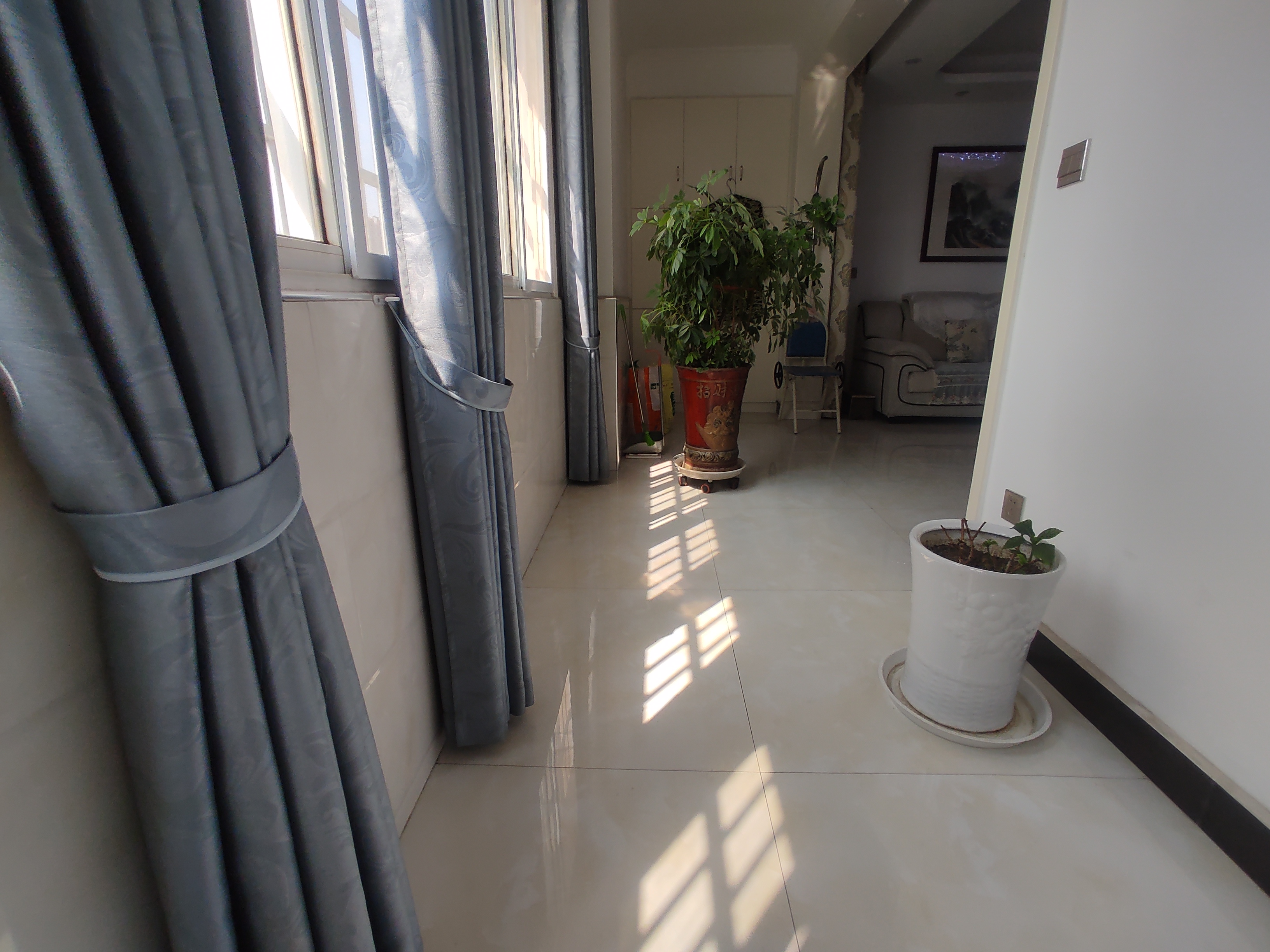 宏大小区.精装三房.房子九成新.装了没怎么住.证件满二.看房方便