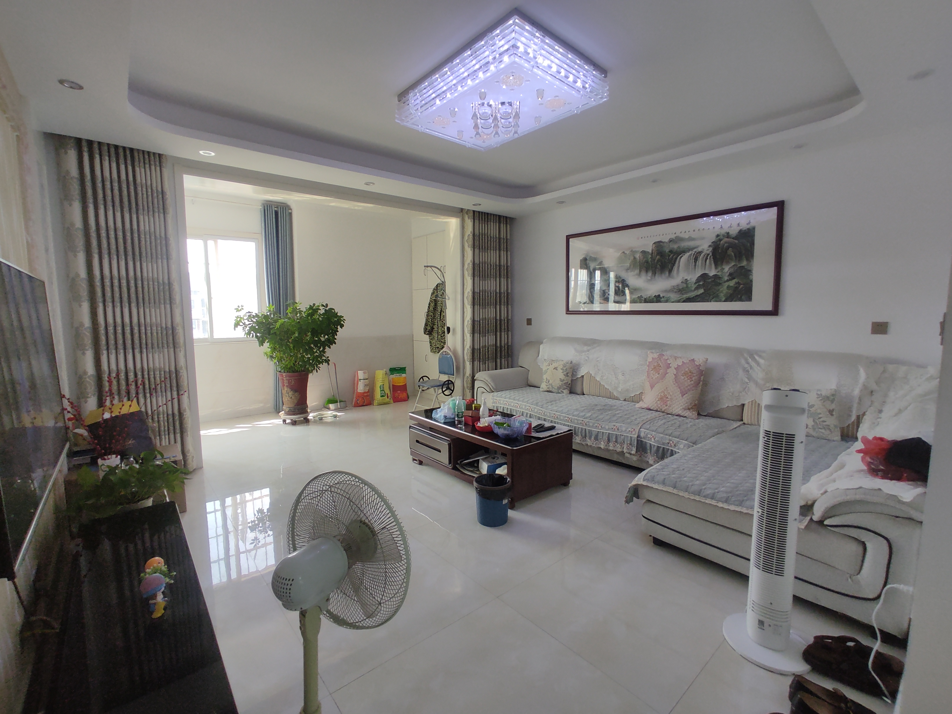 宏大小区.精装三房.房子九成新.装了没怎么住.证件满二.看房方便