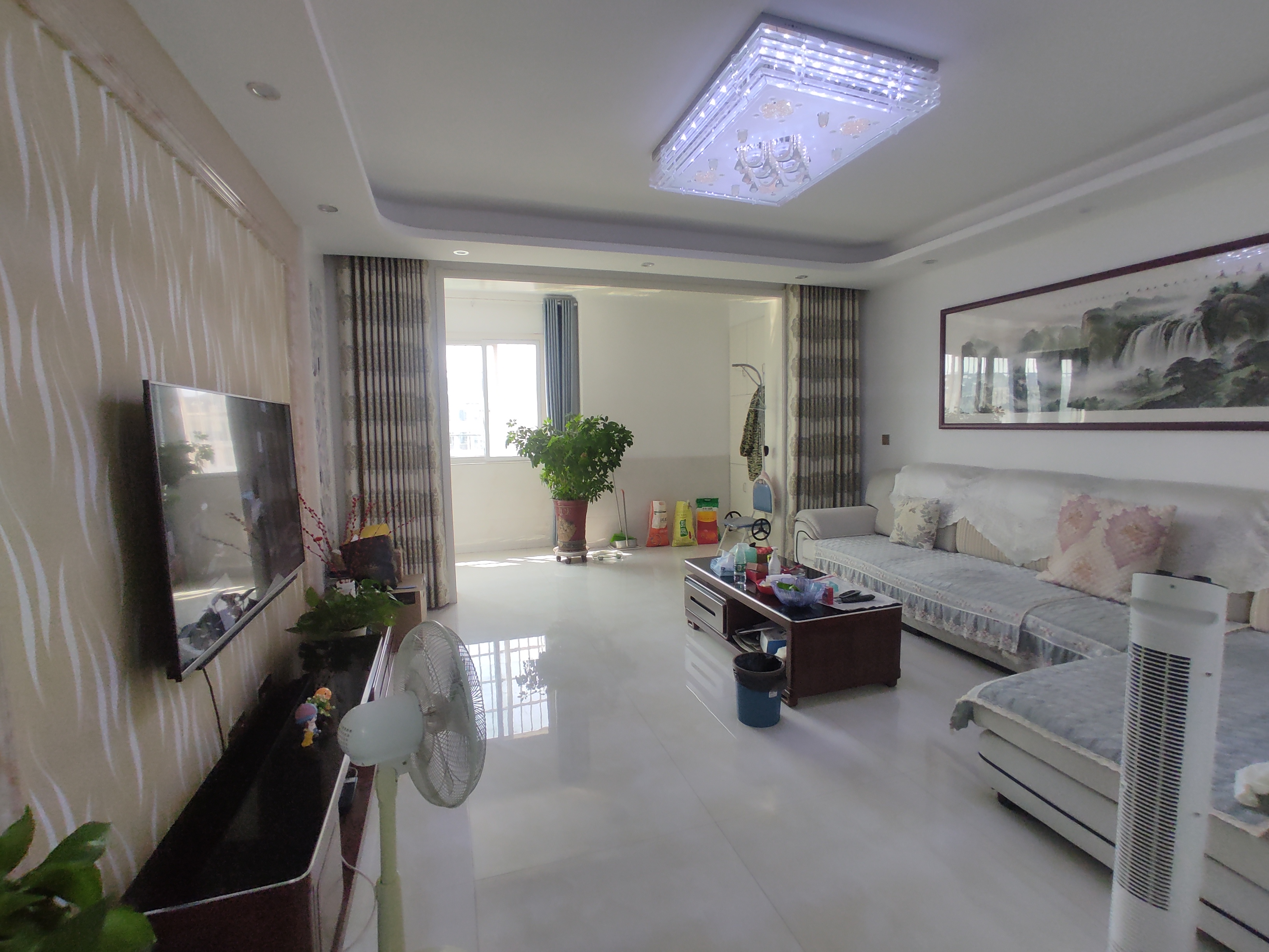 宏大小区.精装三房.房子九成新.装了没怎么住.证件满二.看房方便