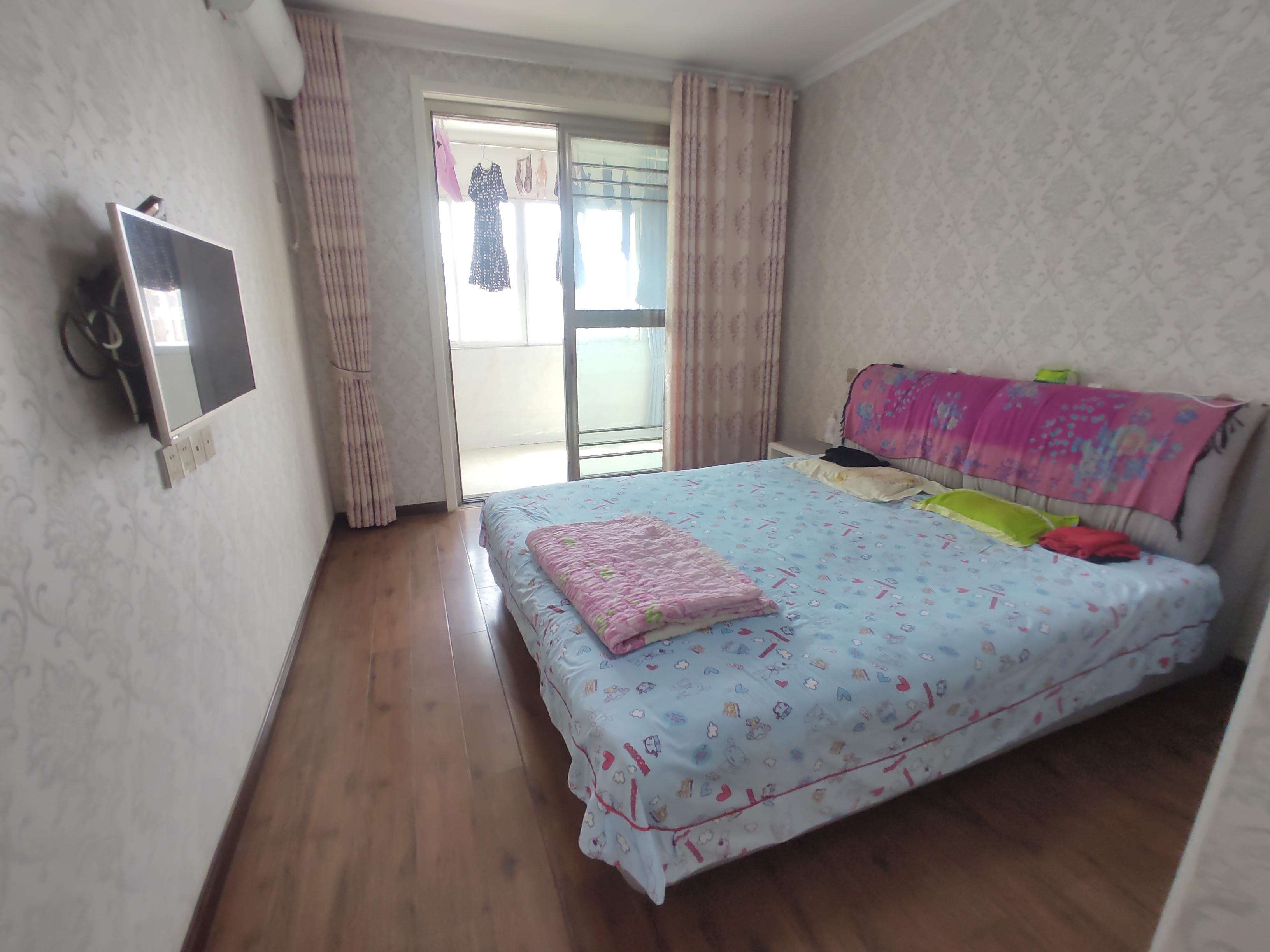 宏大小区.精装三房.房子九成新.装了没怎么住.证件满二.看房方便