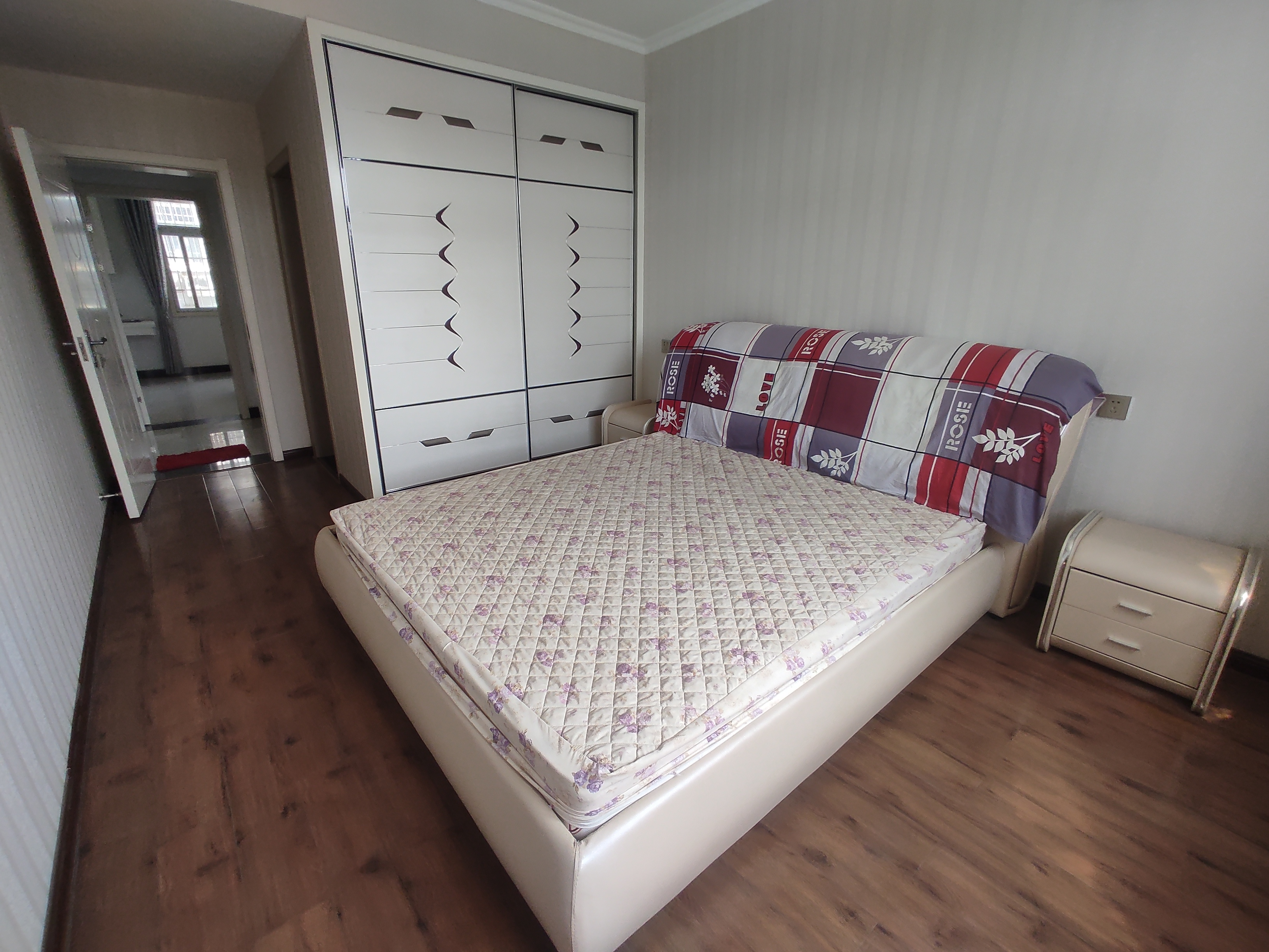 宏大小区.精装三房.房子九成新.装了没怎么住.证件满二.看房方便