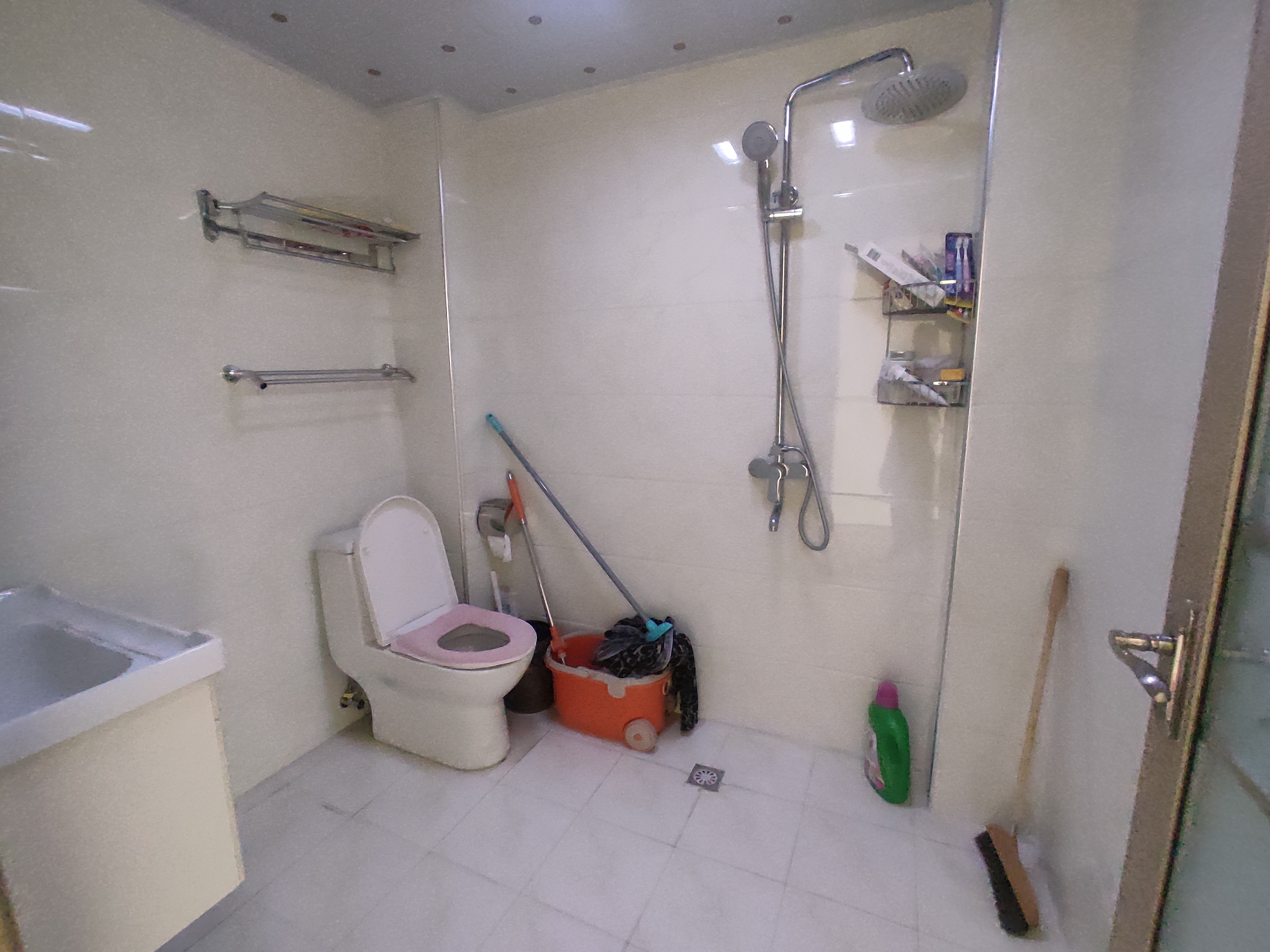 宏大小区.精装三房.房子九成新.装了没怎么住.证件满二.看房方便