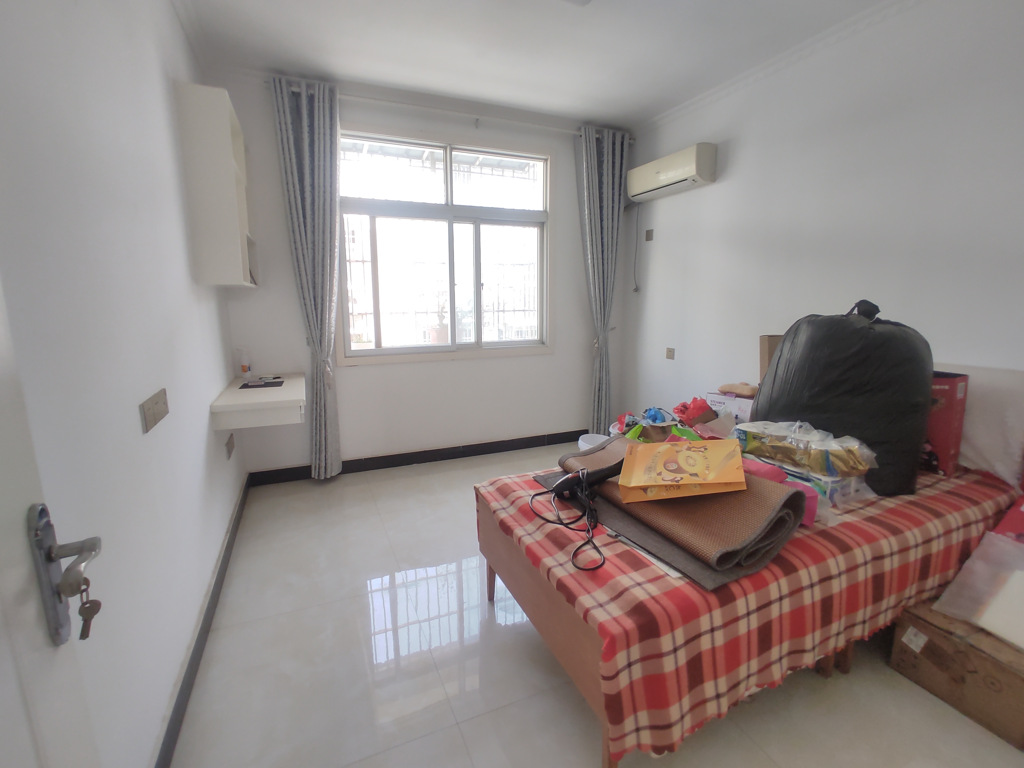 宏大小区.精装三房.房子九成新.装了没怎么住.证件满二.看房方便