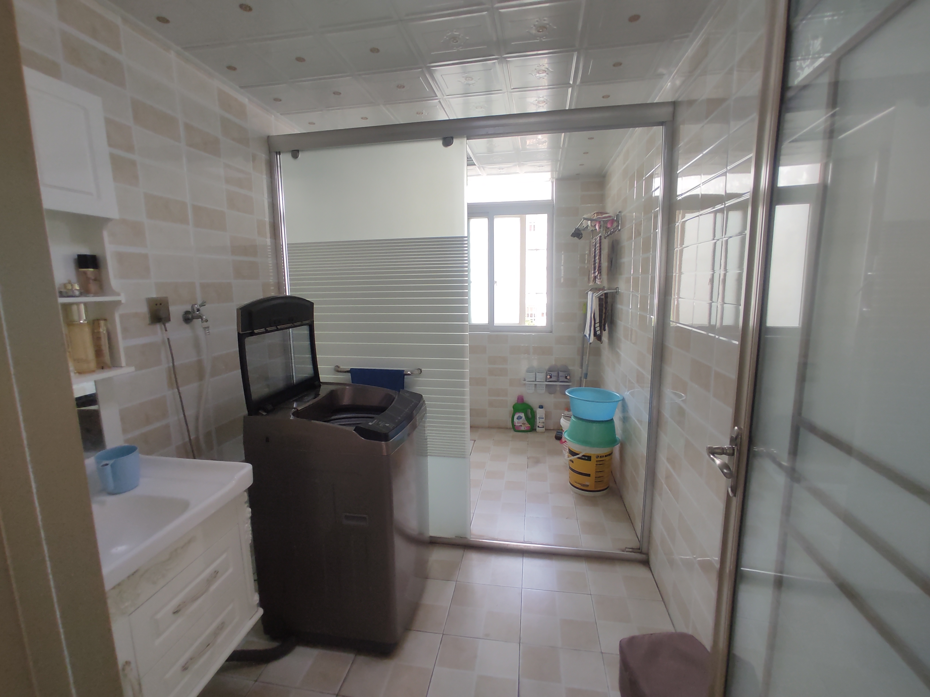 宏大小区.精装三房.房子九成新.装了没怎么住.证件满二.看房方便