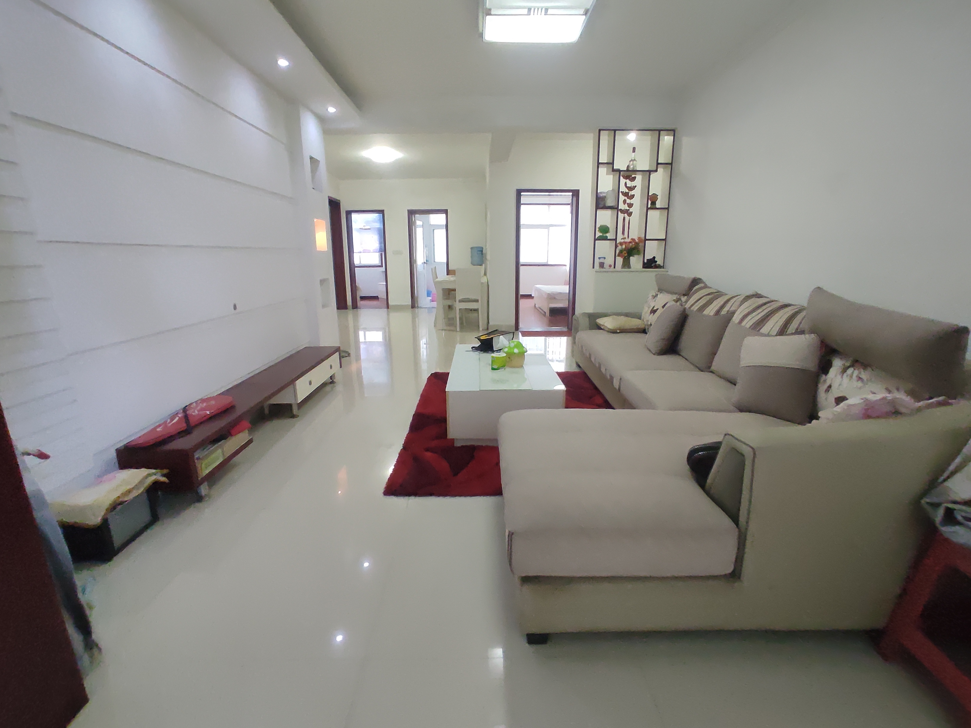 宏大小区.精装三房两卫.步梯一楼.证件满二.看房方便