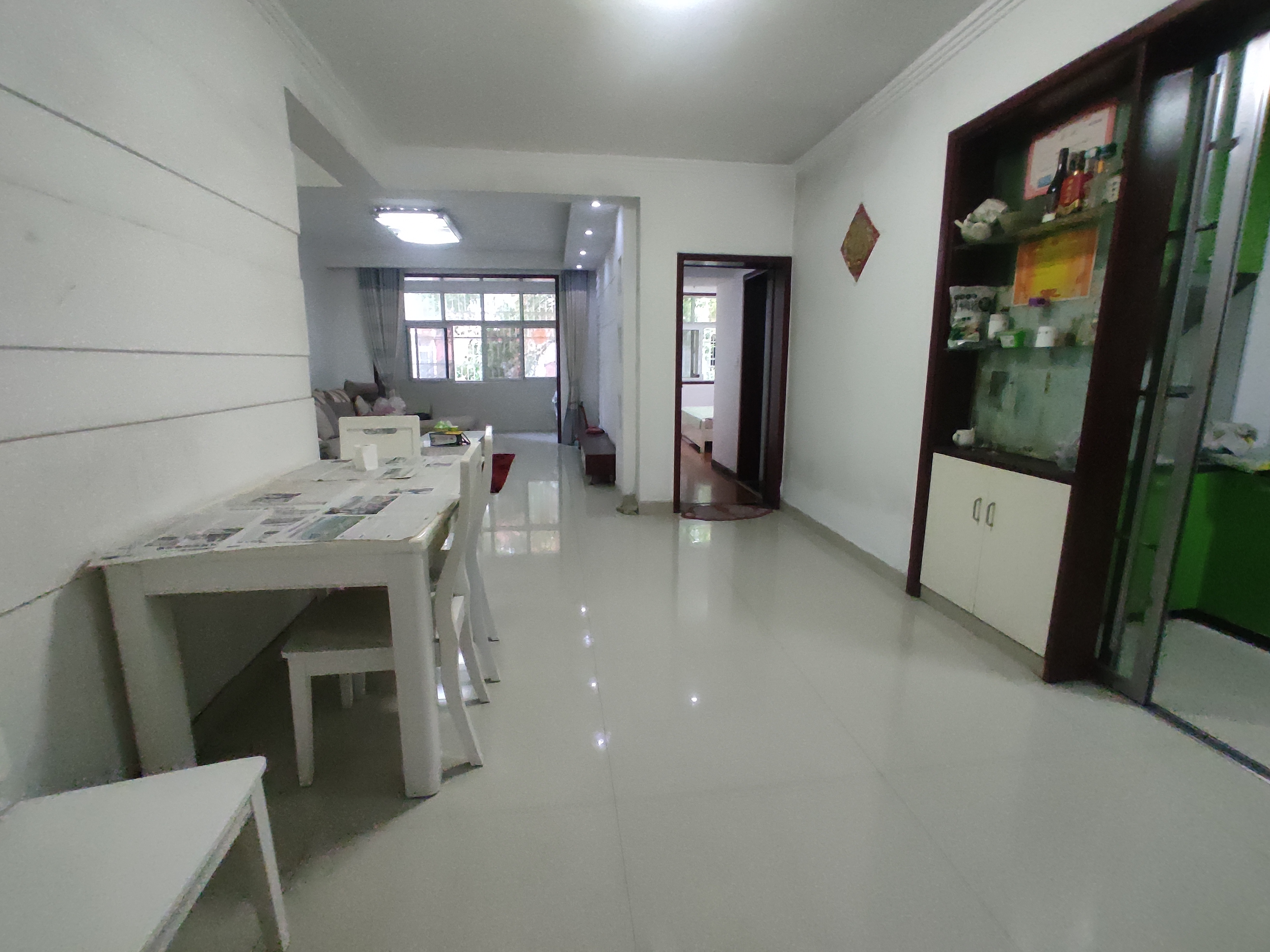 宏大小区.精装三房两卫.步梯一楼.证件满二.看房方便