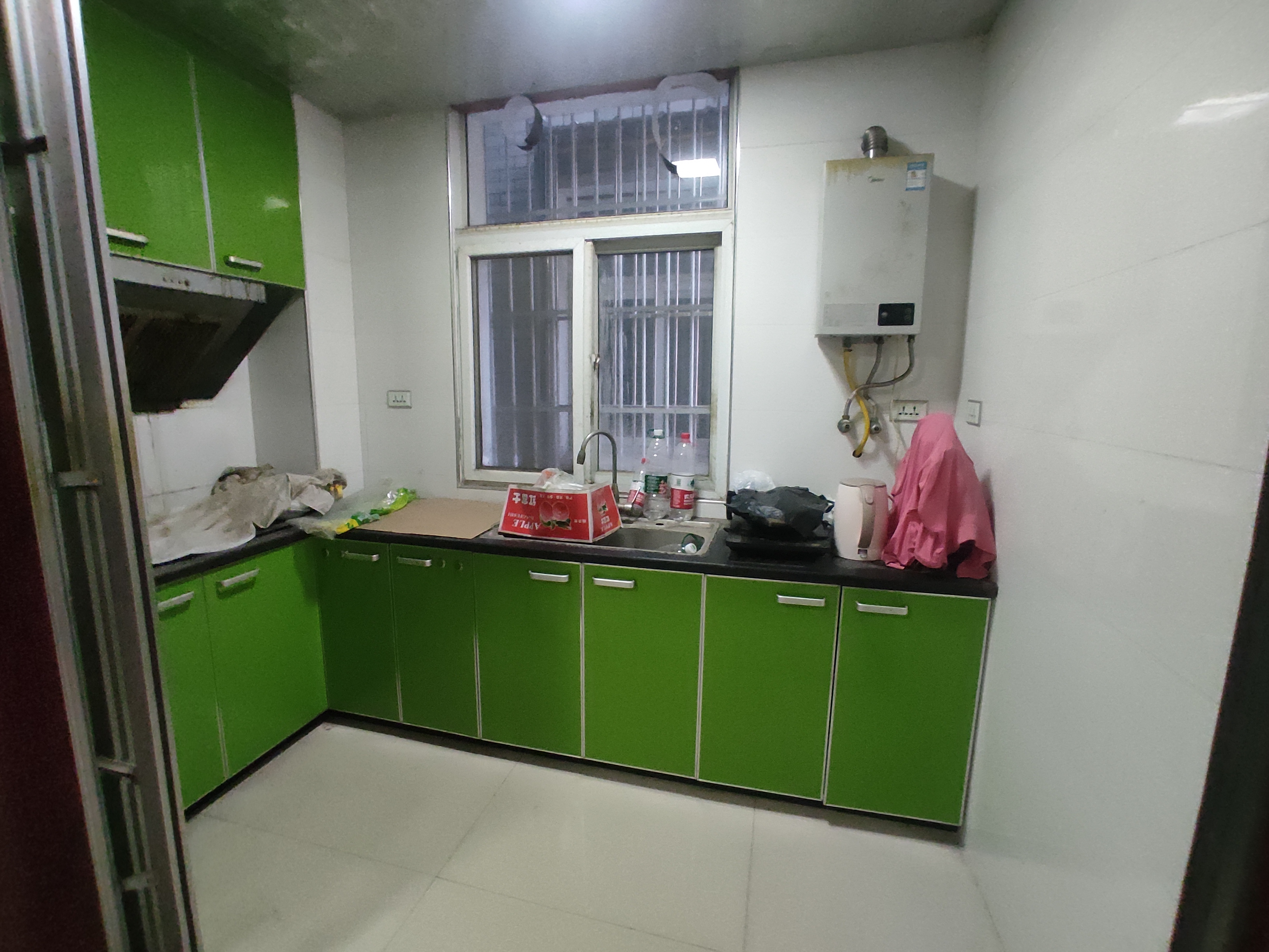 宏大小区.精装三房两卫.步梯一楼.证件满二.看房方便