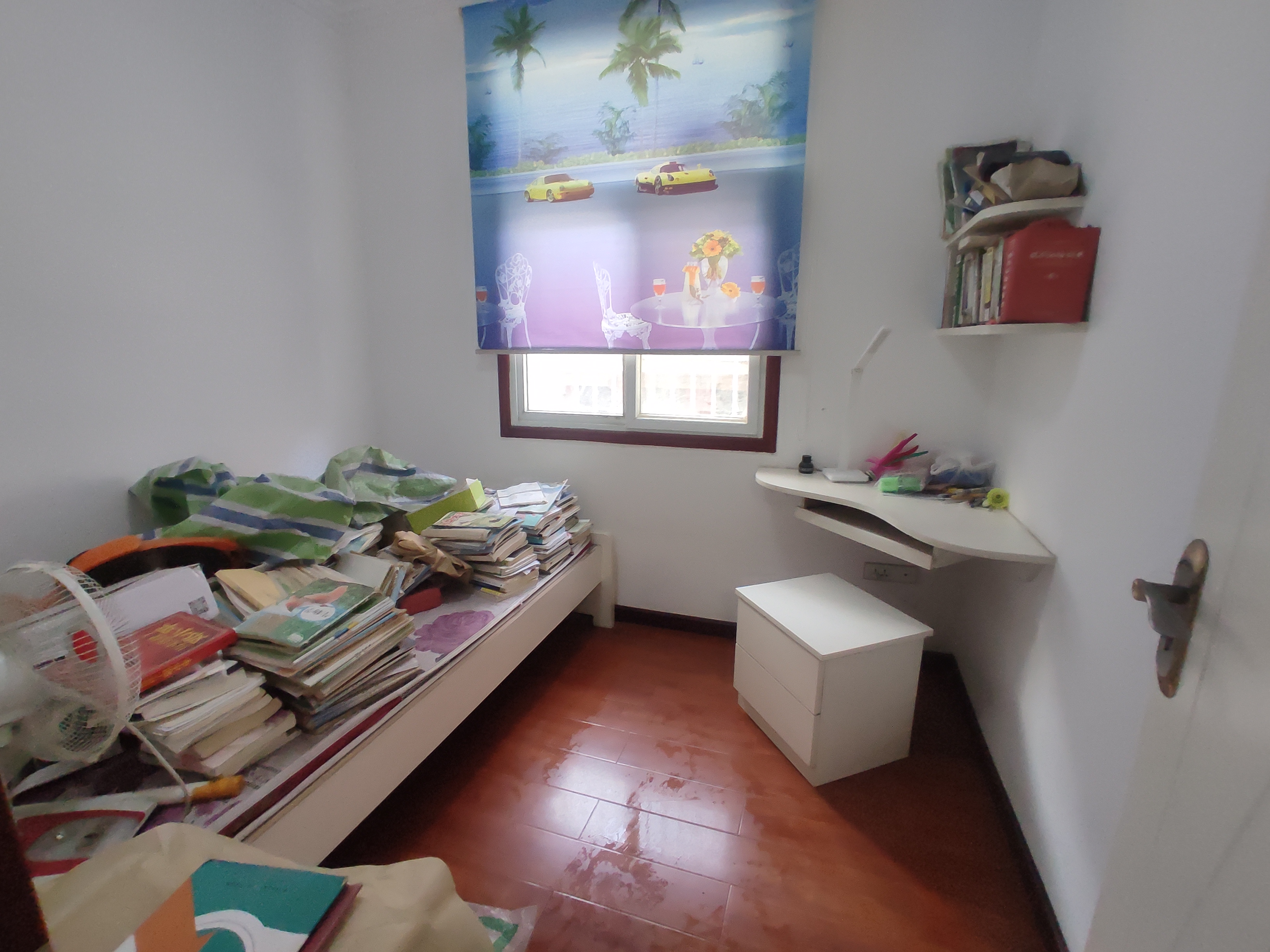 宏大小区.精装三房两卫.步梯一楼.证件满二.看房方便