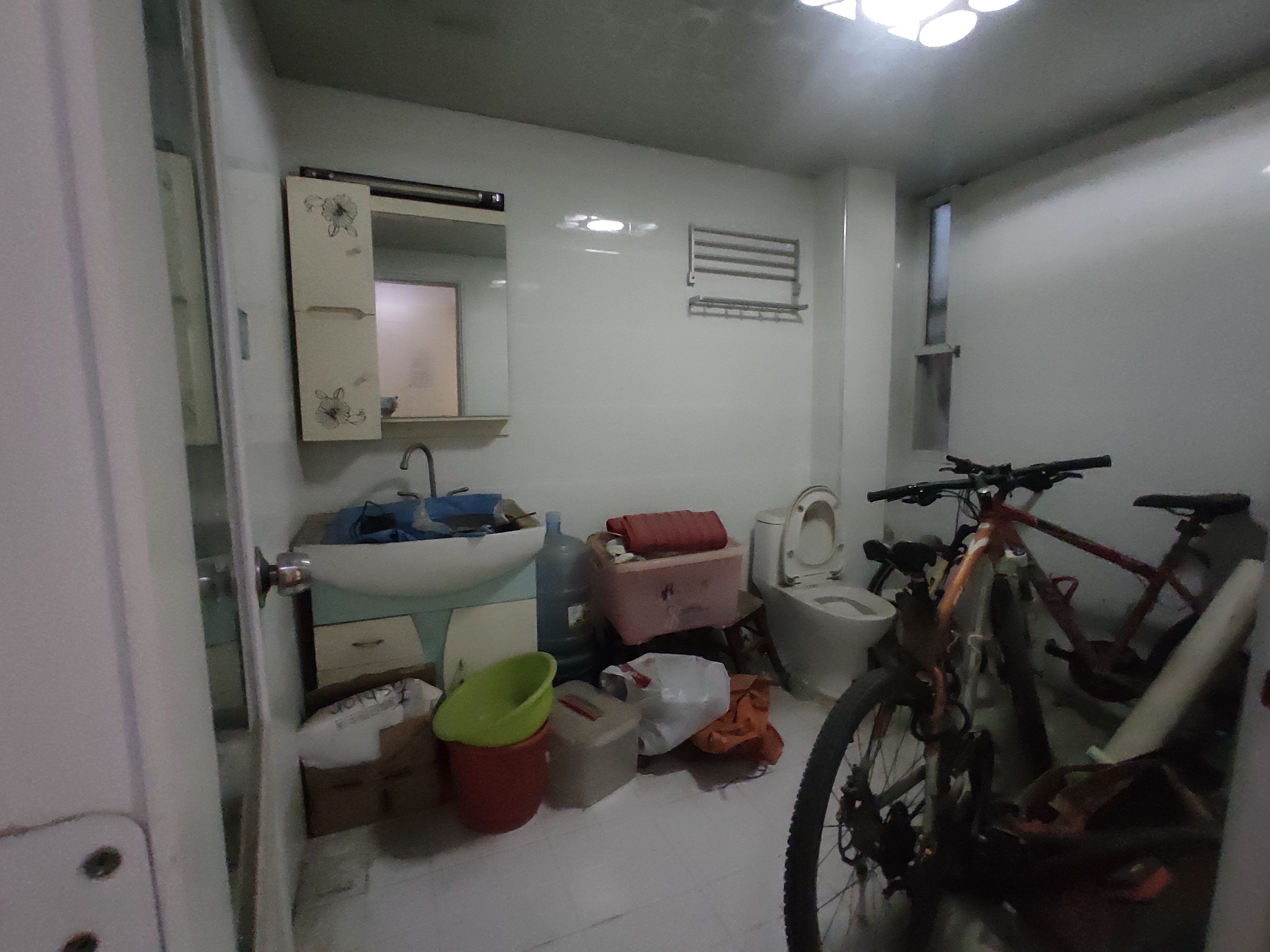 宏大小区.精装三房两卫.步梯一楼.证件满二.看房方便