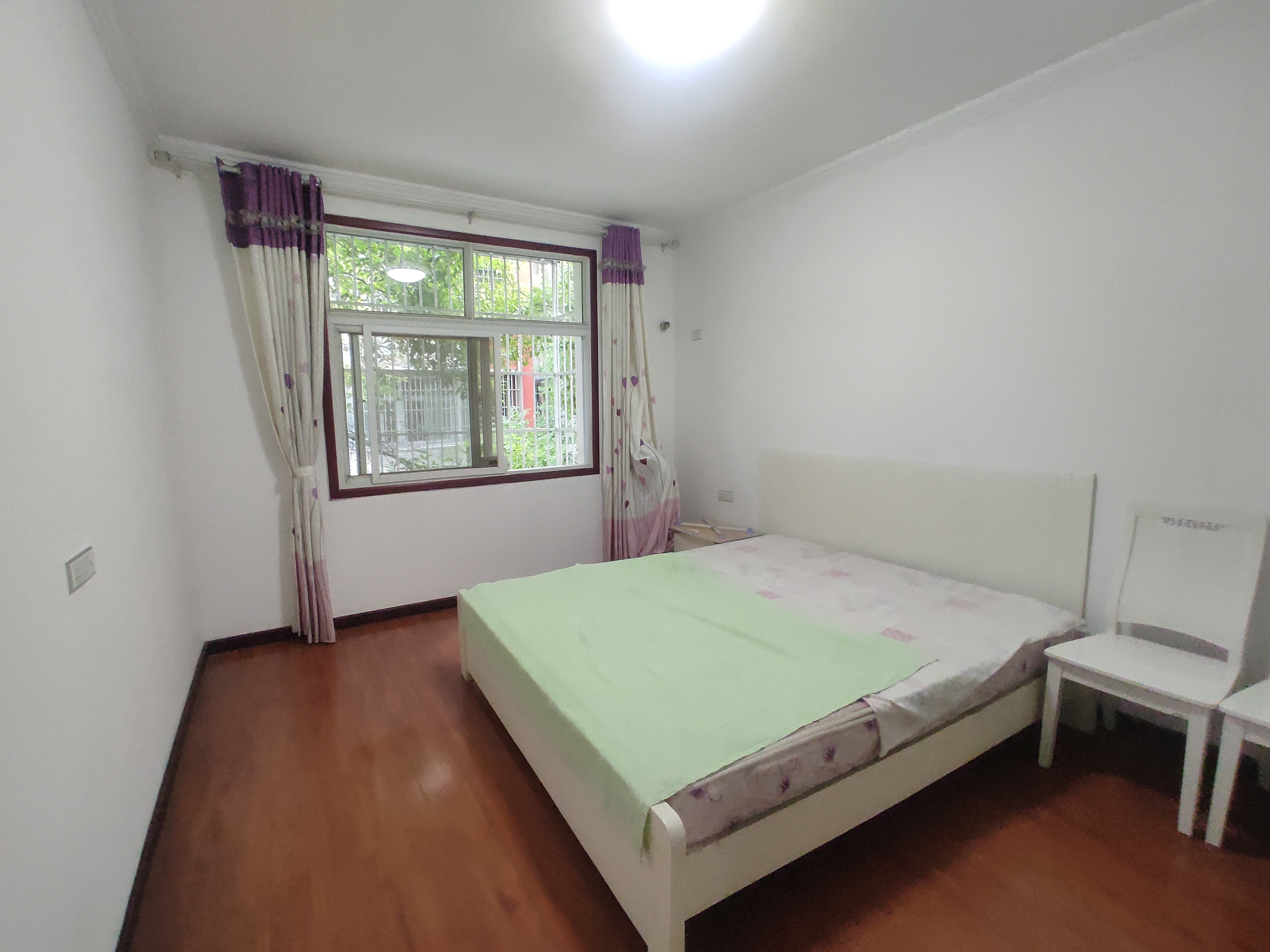 宏大小区.精装三房两卫.步梯一楼.证件满二.看房方便