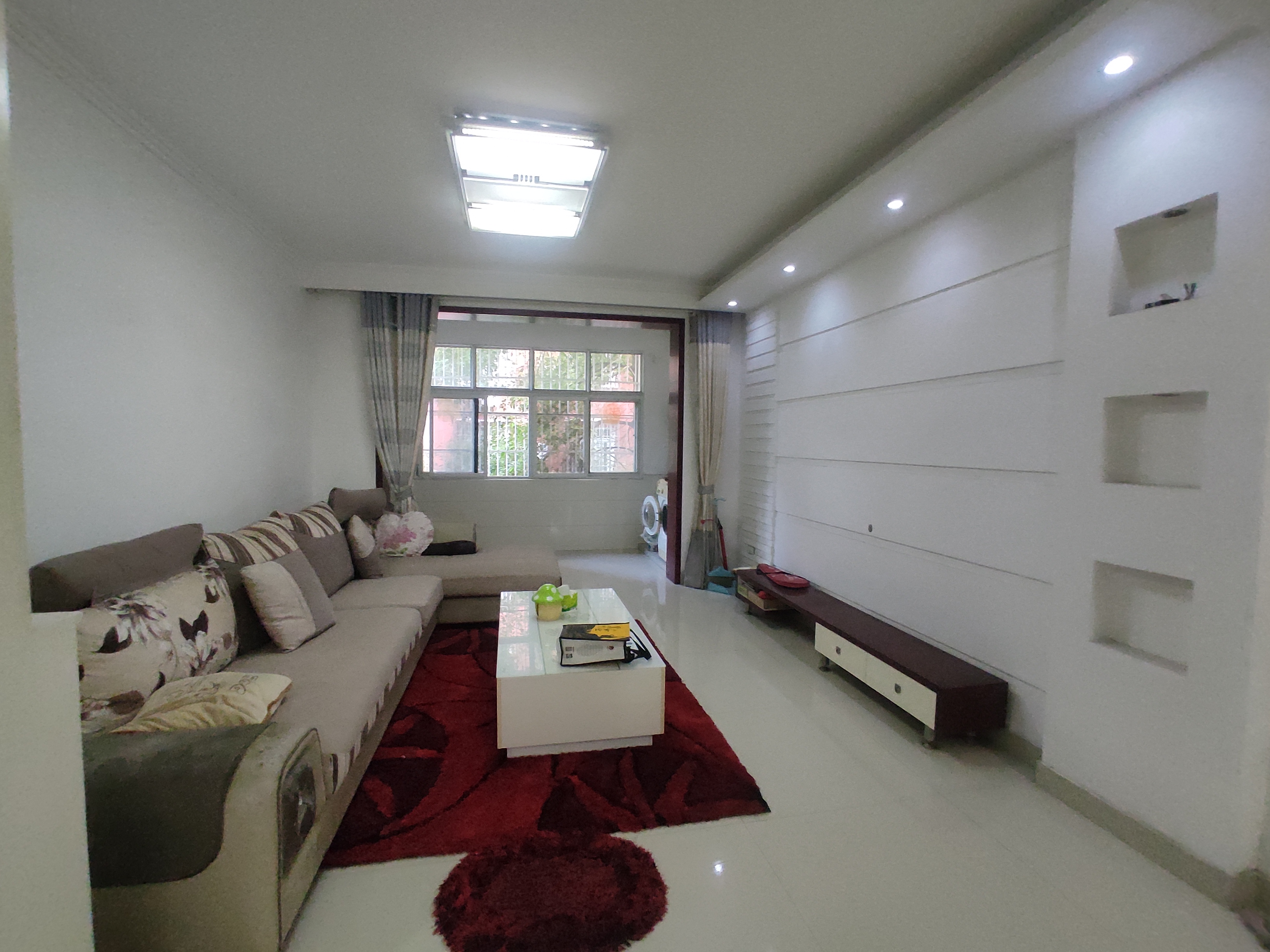 宏大小区.精装三房两卫.步梯一楼.证件满二.看房方便