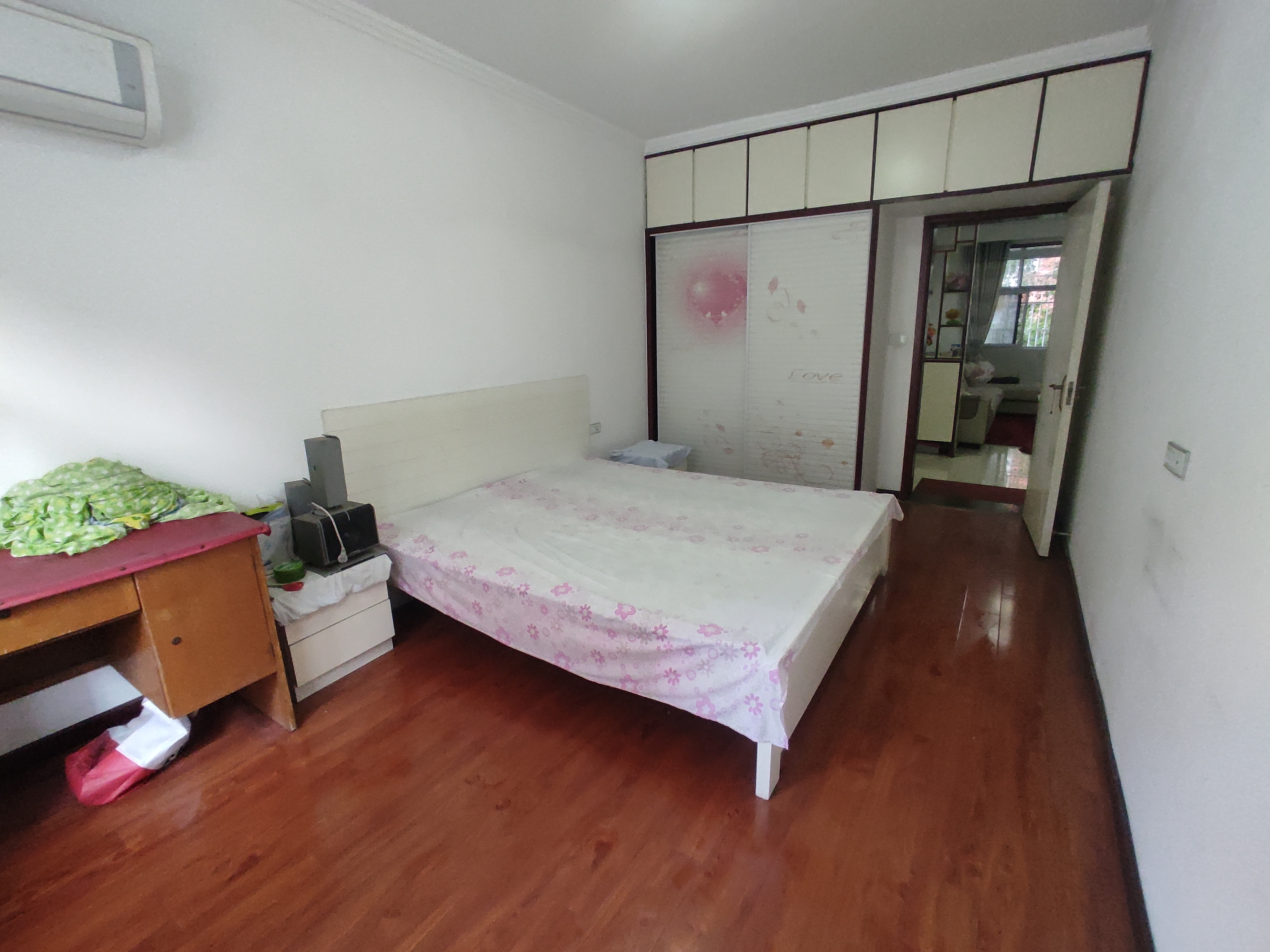 宏大小区.精装三房两卫.步梯一楼.证件满二.看房方便