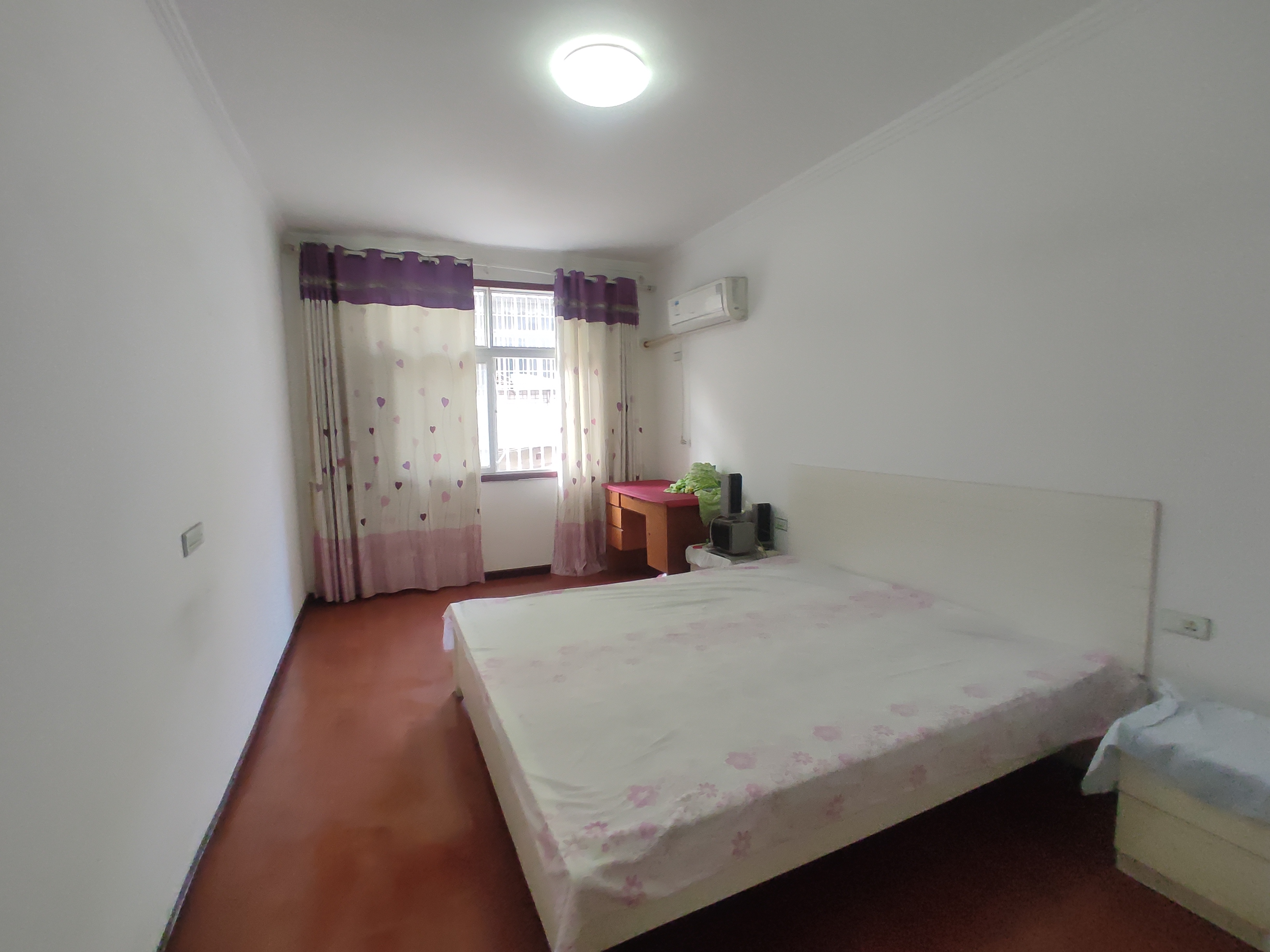 宏大小区.精装三房两卫.步梯一楼.证件满二.看房方便