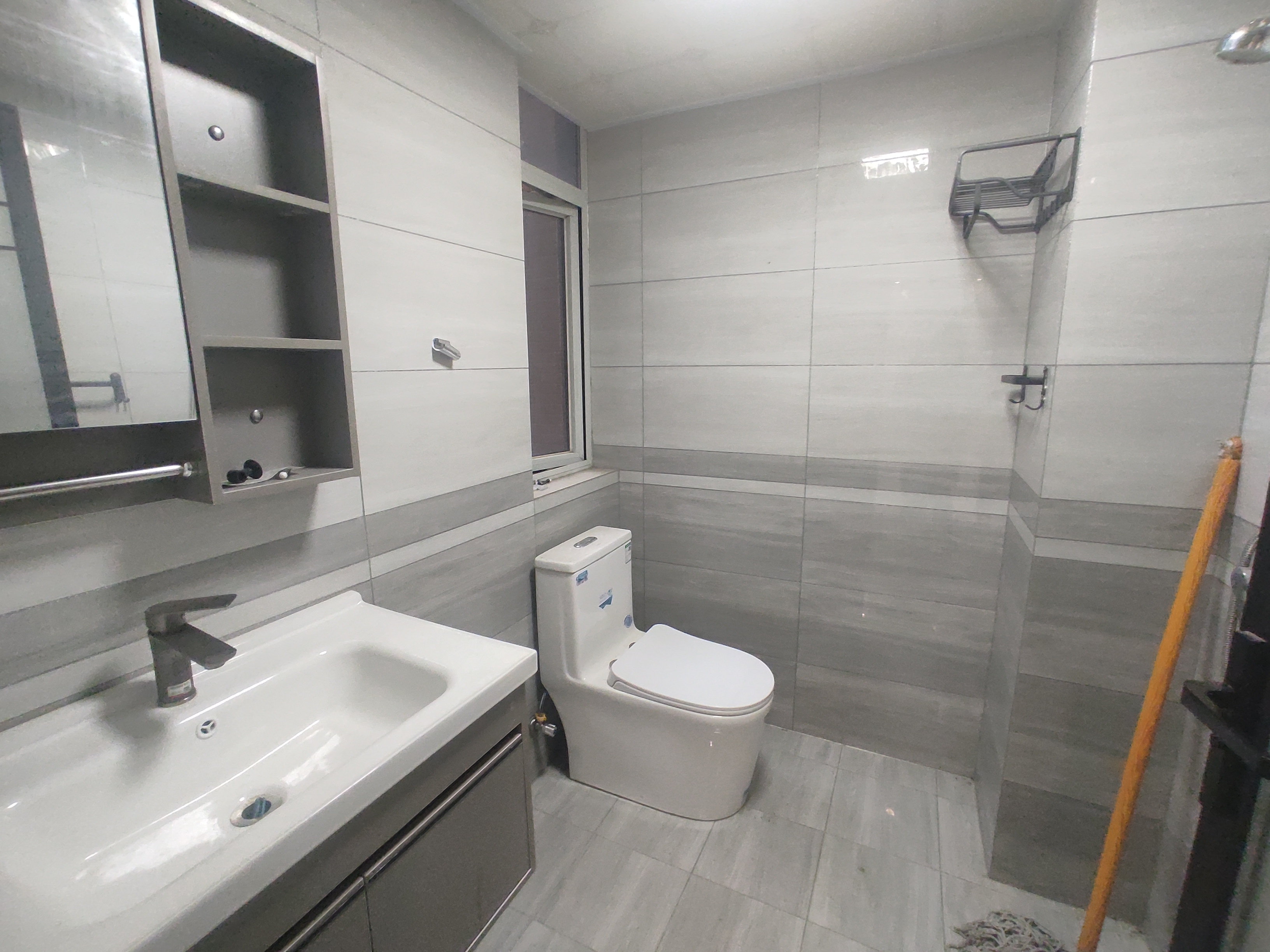 剑桥名邸.全新精装三房两卫.证件满二.學笑就在楼下