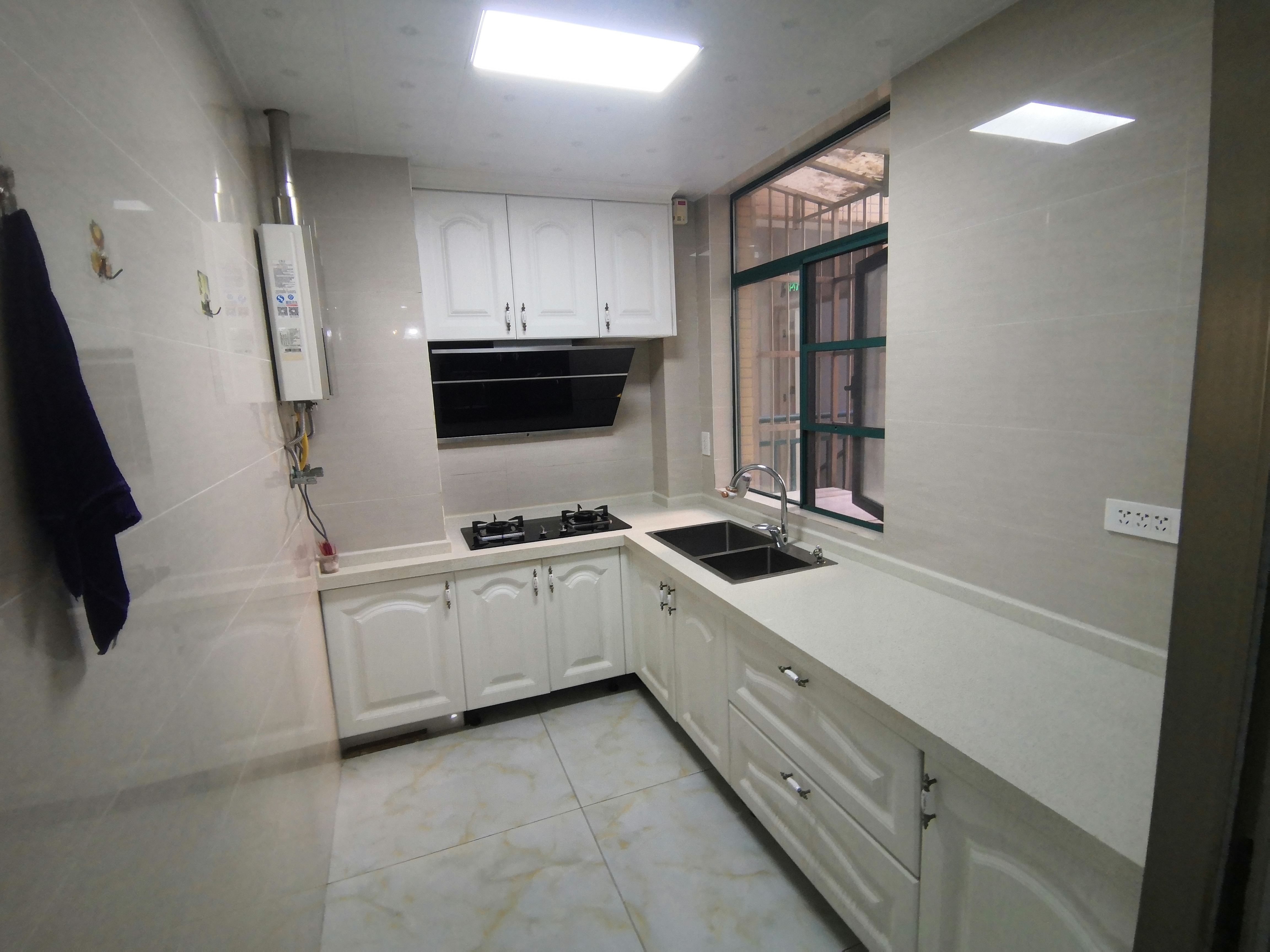 新城一号精装大三房三楼带个侠好大滴阳台