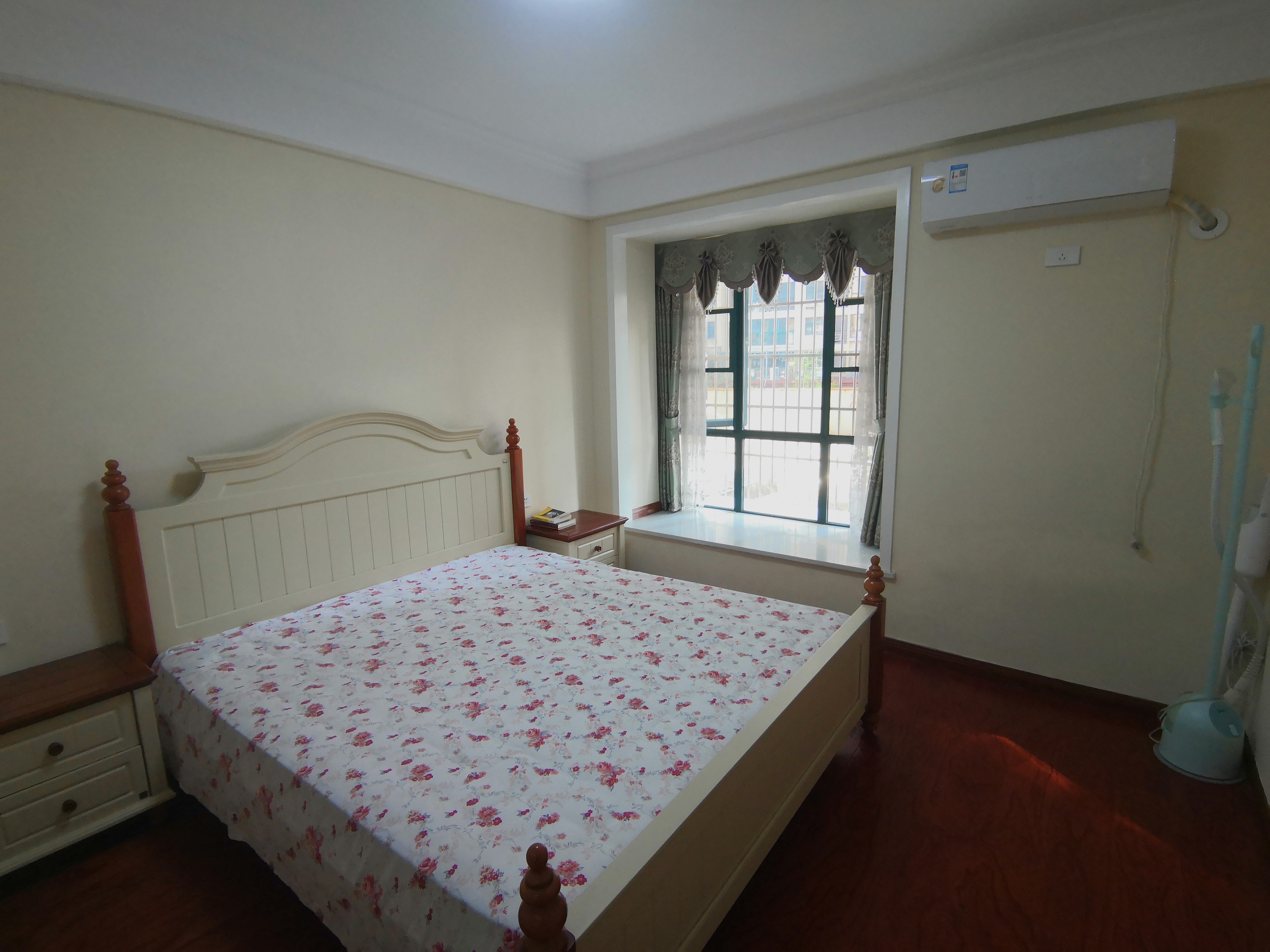 新城一号精装大三房三楼带个侠好大滴阳台