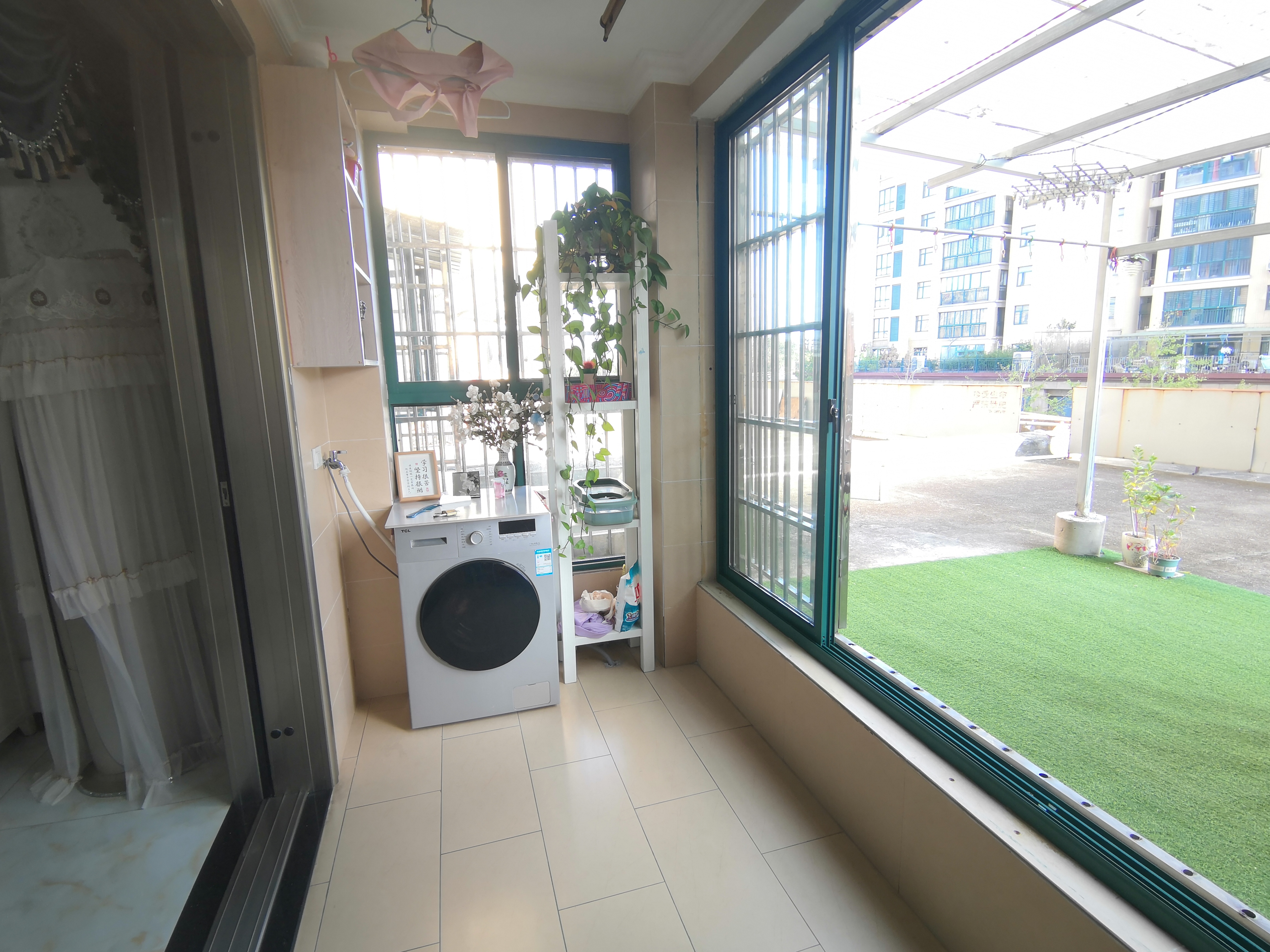 新城一号精装大三房三楼带个侠好大滴阳台