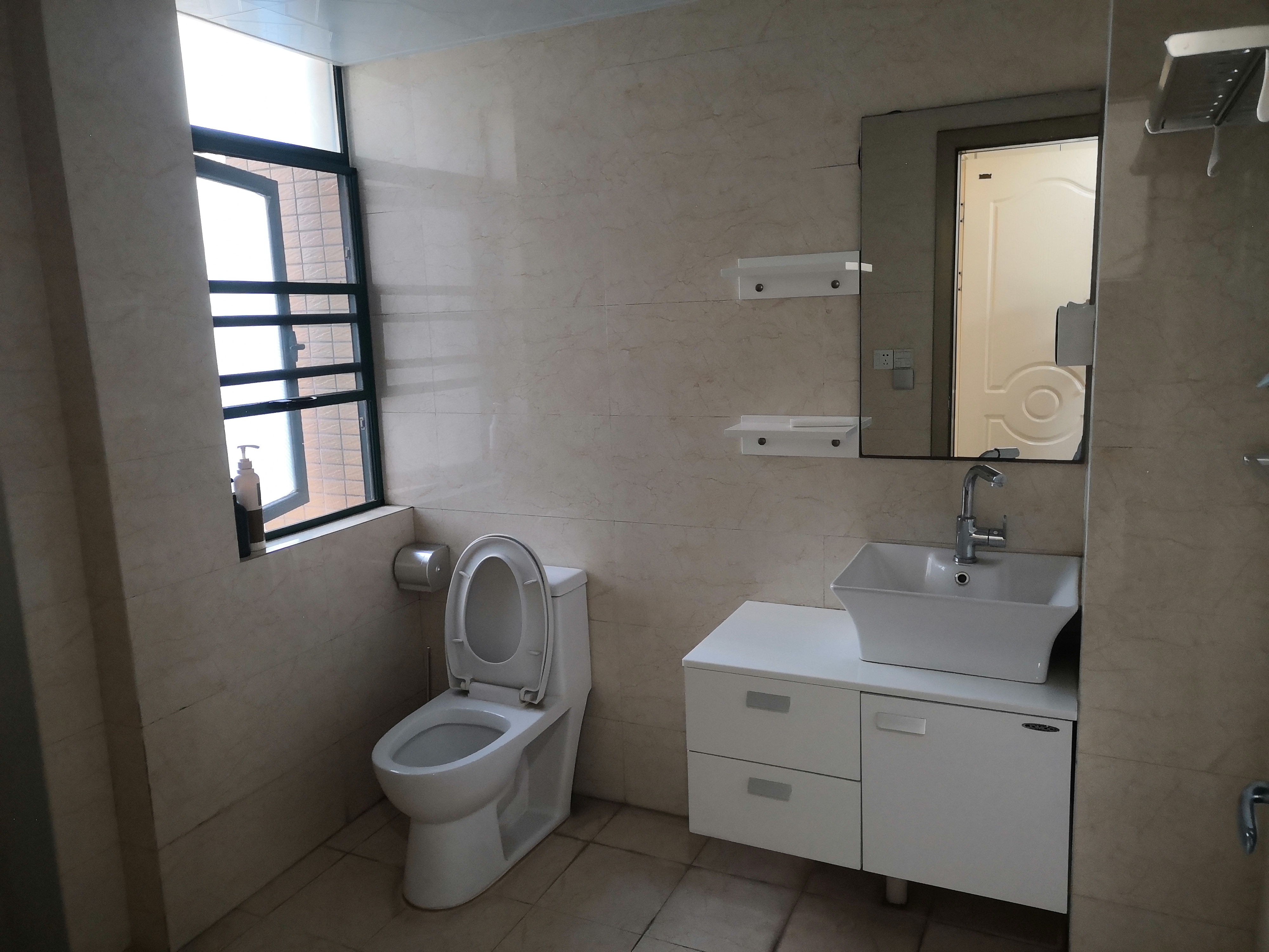 新城一号精装大三房三楼带个侠好大滴阳台