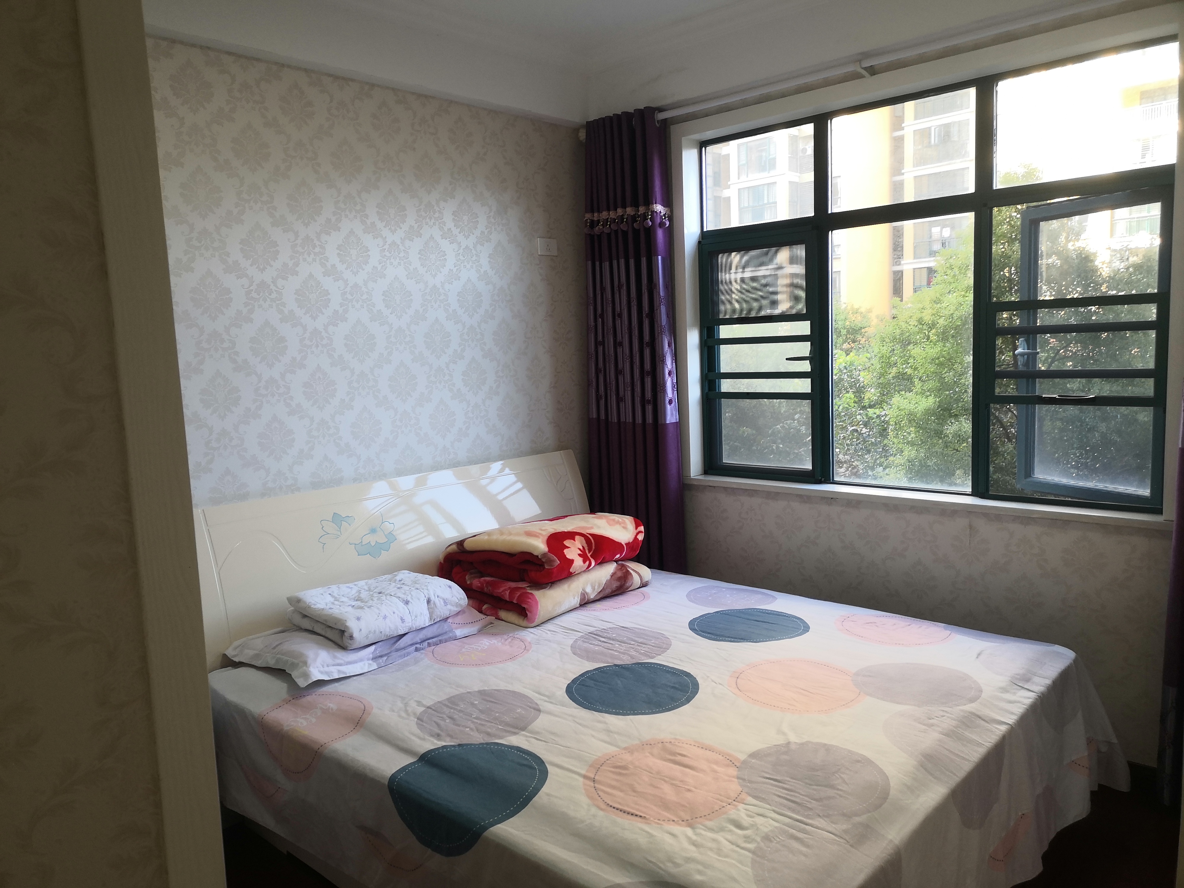 新城一号精装大三房三楼带个侠好大滴阳台