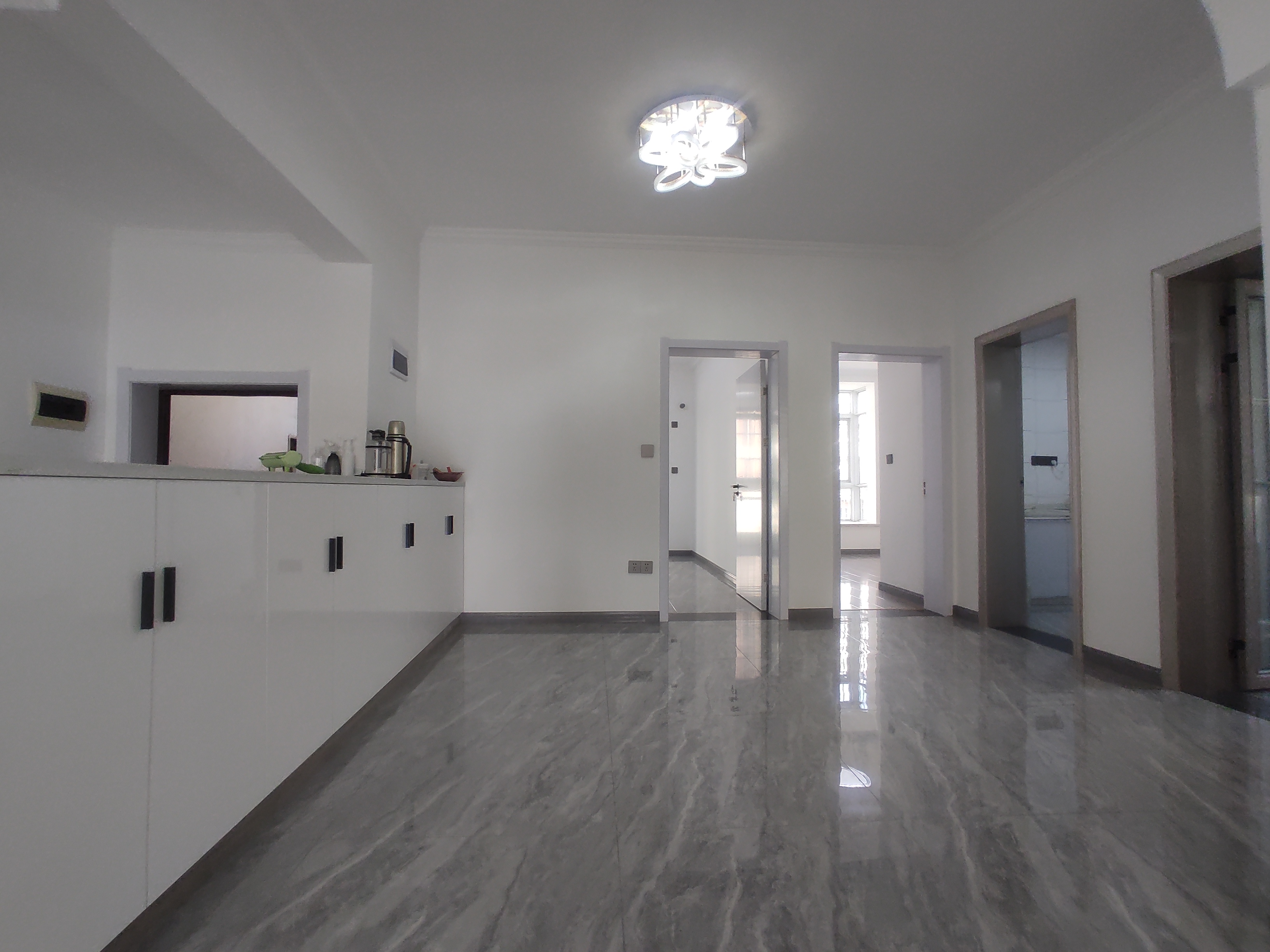 水岸人家.全新装修三房两卫.步梯二楼采光好.好停车.证件满二.看房方便