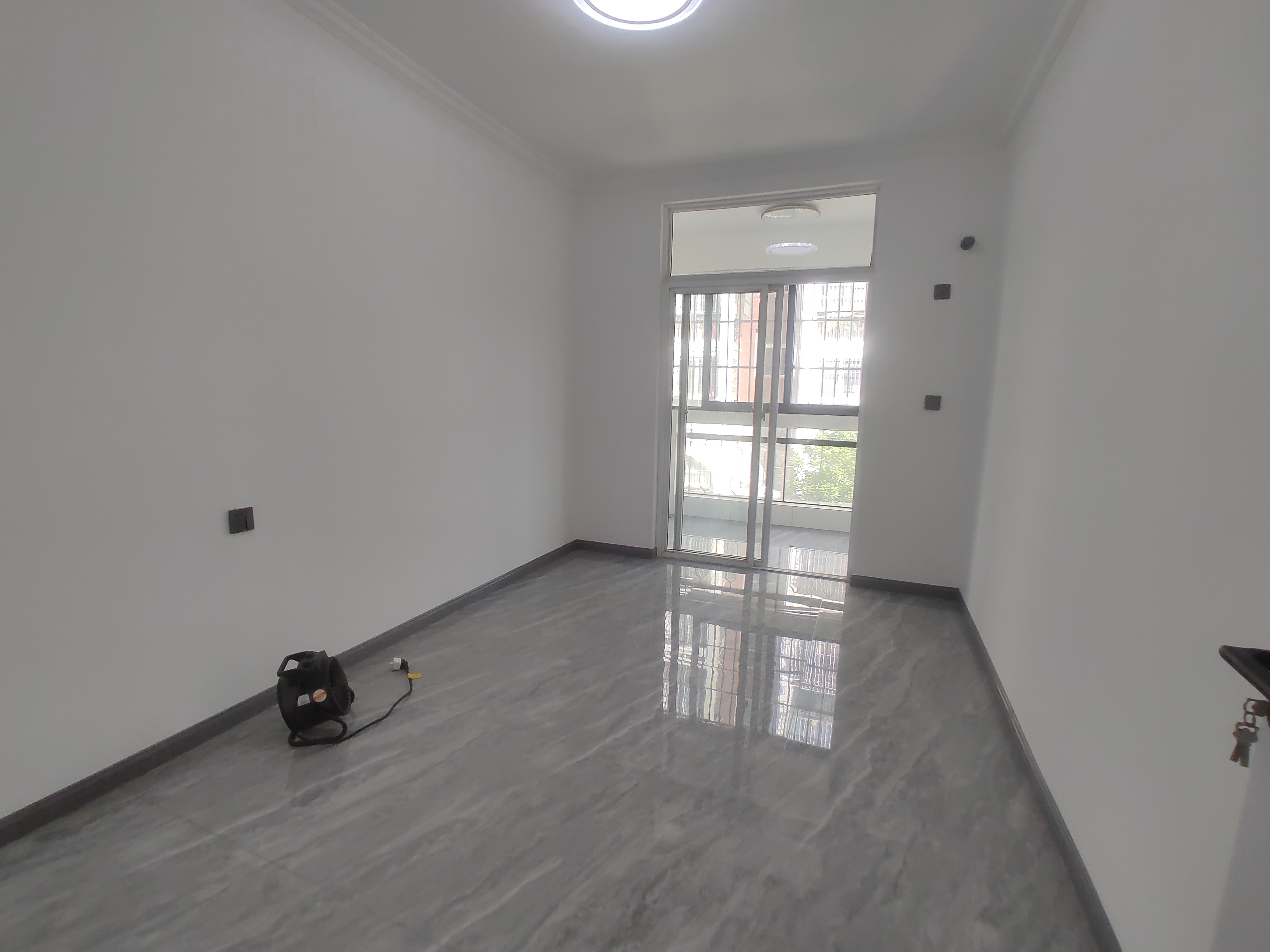 水岸人家.全新装修三房两卫.步梯二楼采光好.好停车.证件满二.看房方便