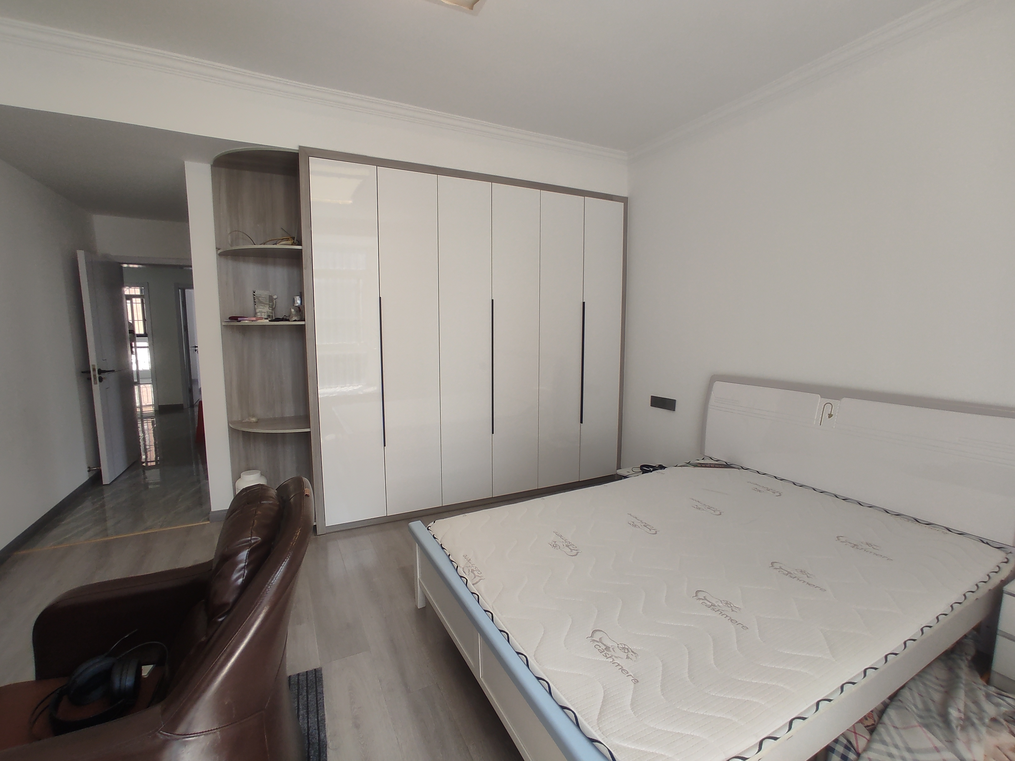 水岸人家.全新装修三房两卫.步梯二楼采光好.好停车.证件满二.看房方便