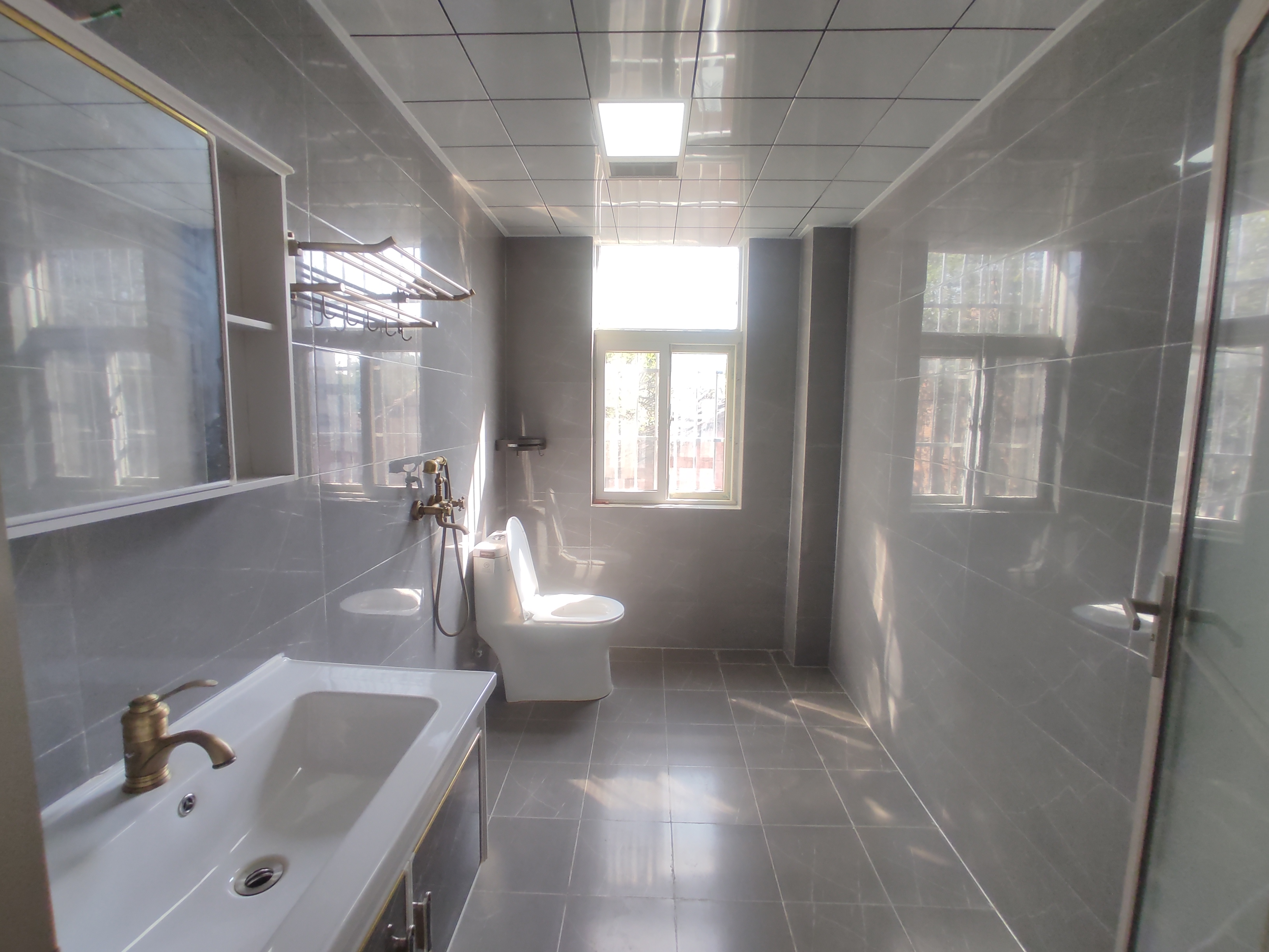 水岸人家.全新装修三房两卫.步梯二楼采光好.好停车.证件满二.看房方便