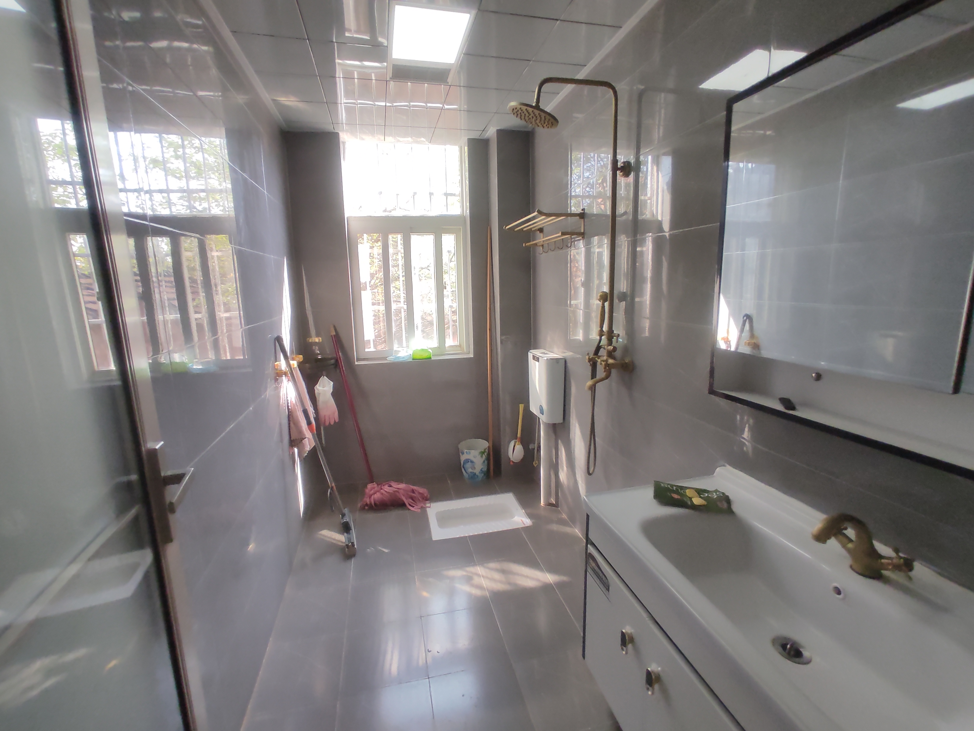 水岸人家.全新装修三房两卫.步梯二楼采光好.好停车.证件满二.看房方便