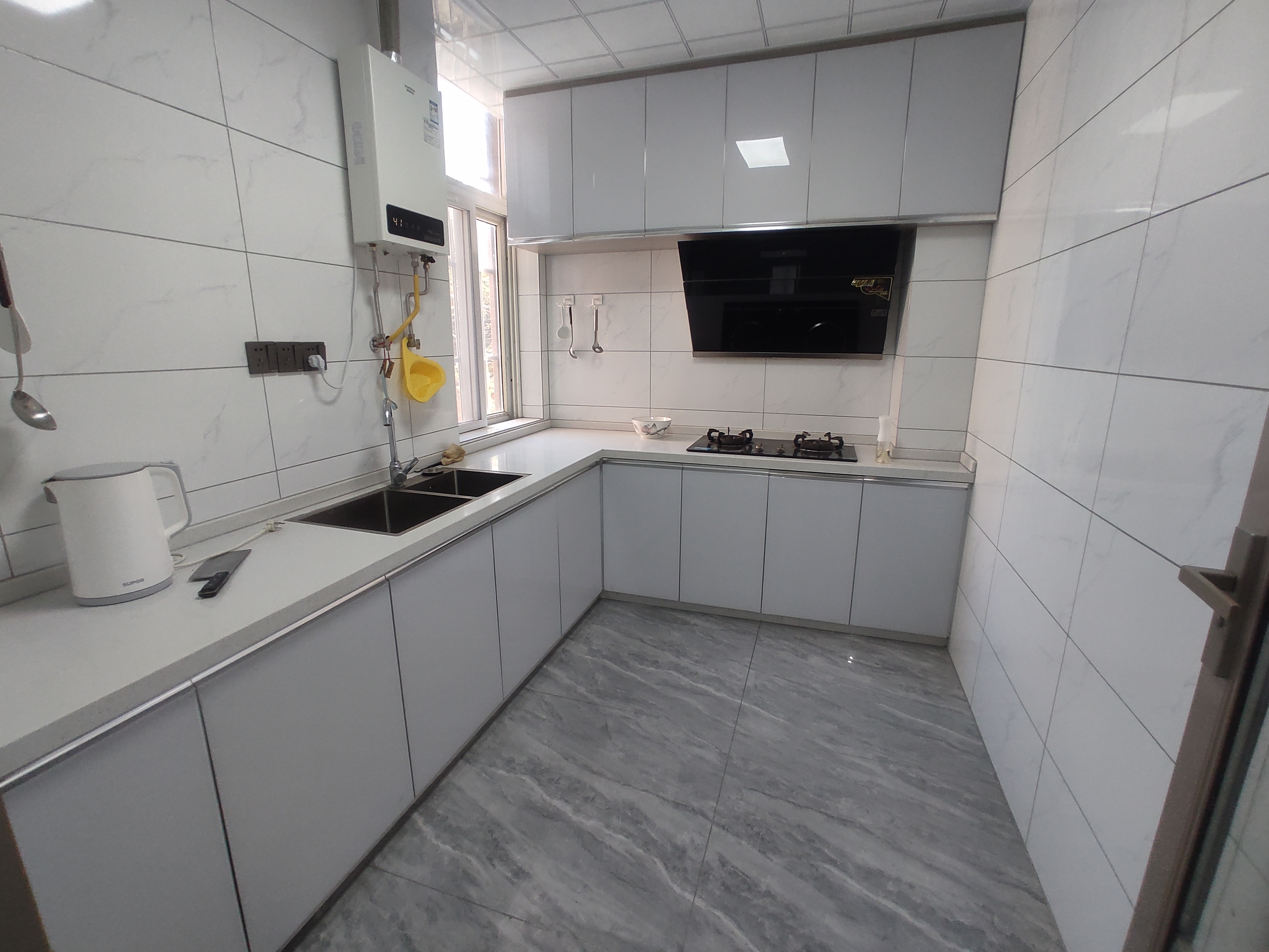 水岸人家.全新装修三房两卫.步梯二楼采光好.好停车.证件满二.看房方便