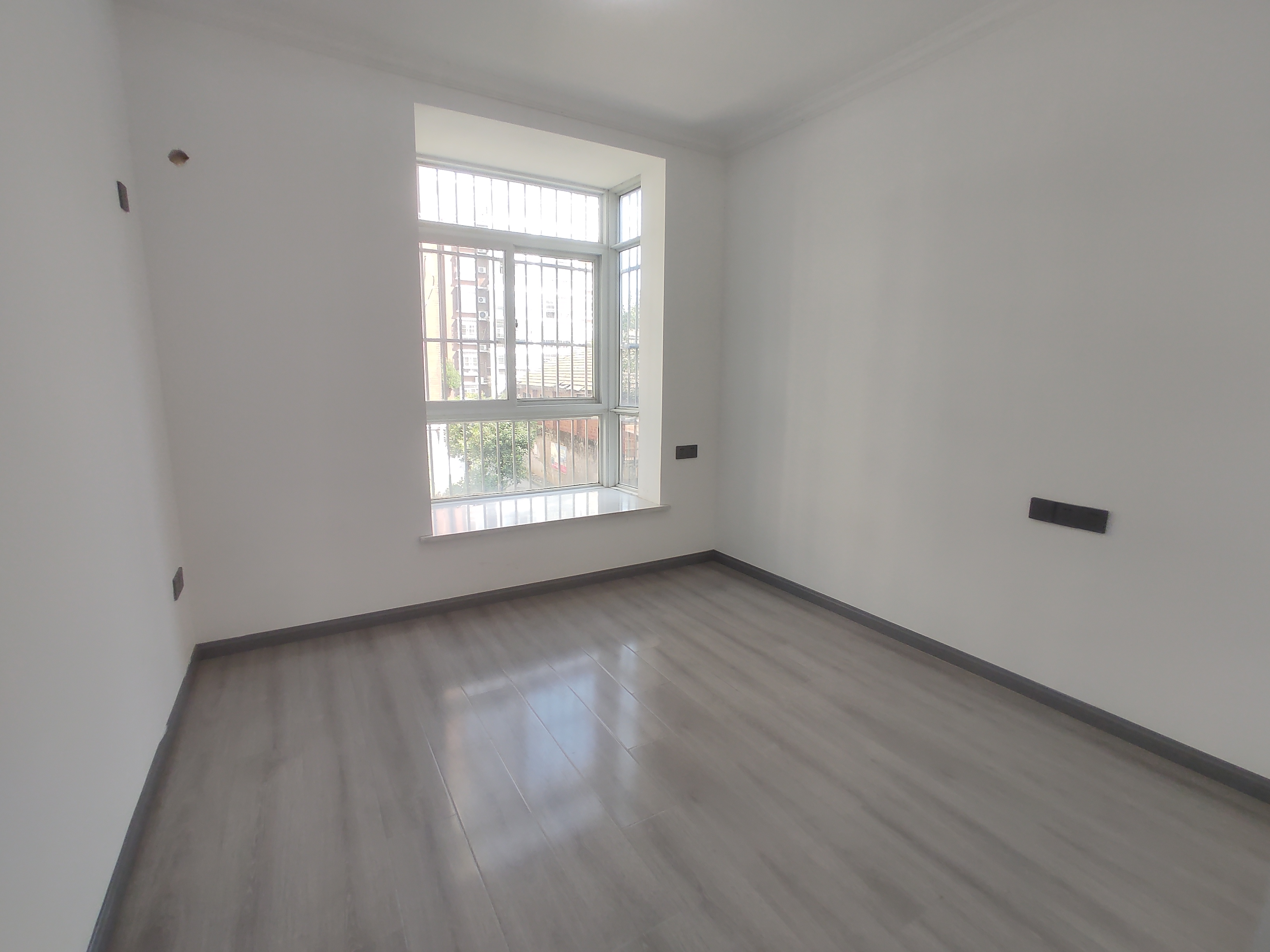 水岸人家.全新装修三房两卫.步梯二楼采光好.好停车.证件满二.看房方便