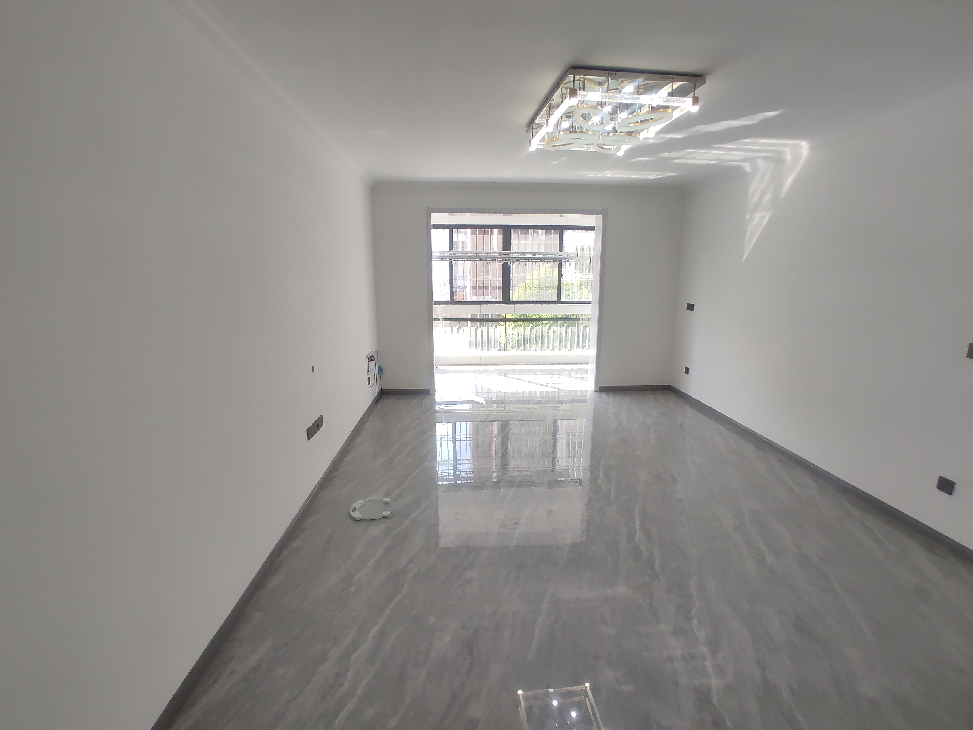 水岸人家.全新装修三房两卫.步梯二楼采光好.好停车.证件满二.看房方便