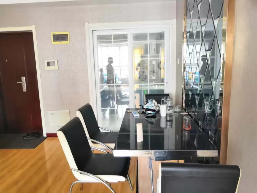 和合国际一期 精装大两房 小区管理不错