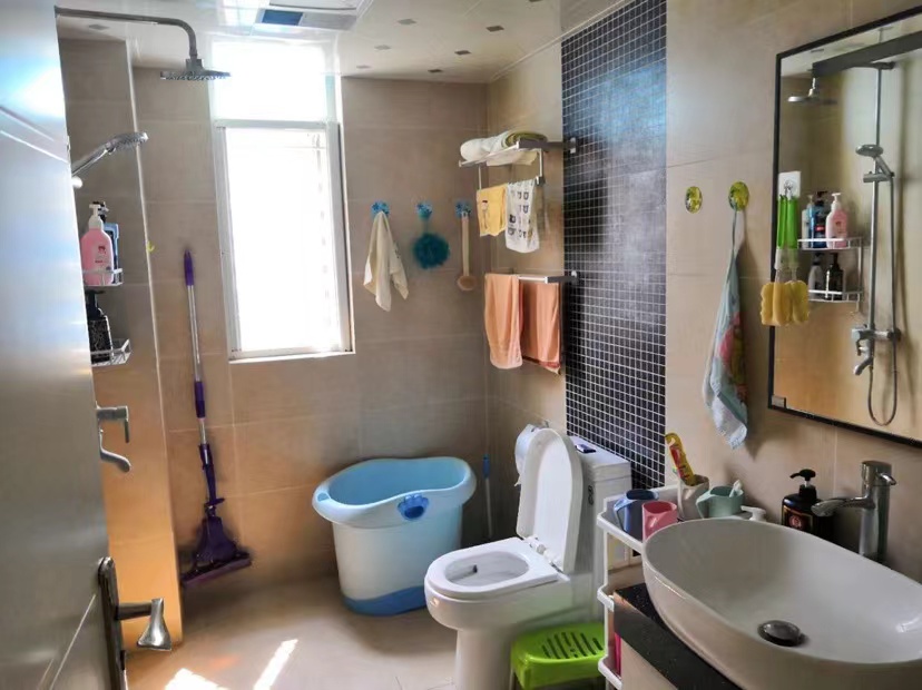 和合国际一期精装大两房小区管理不错