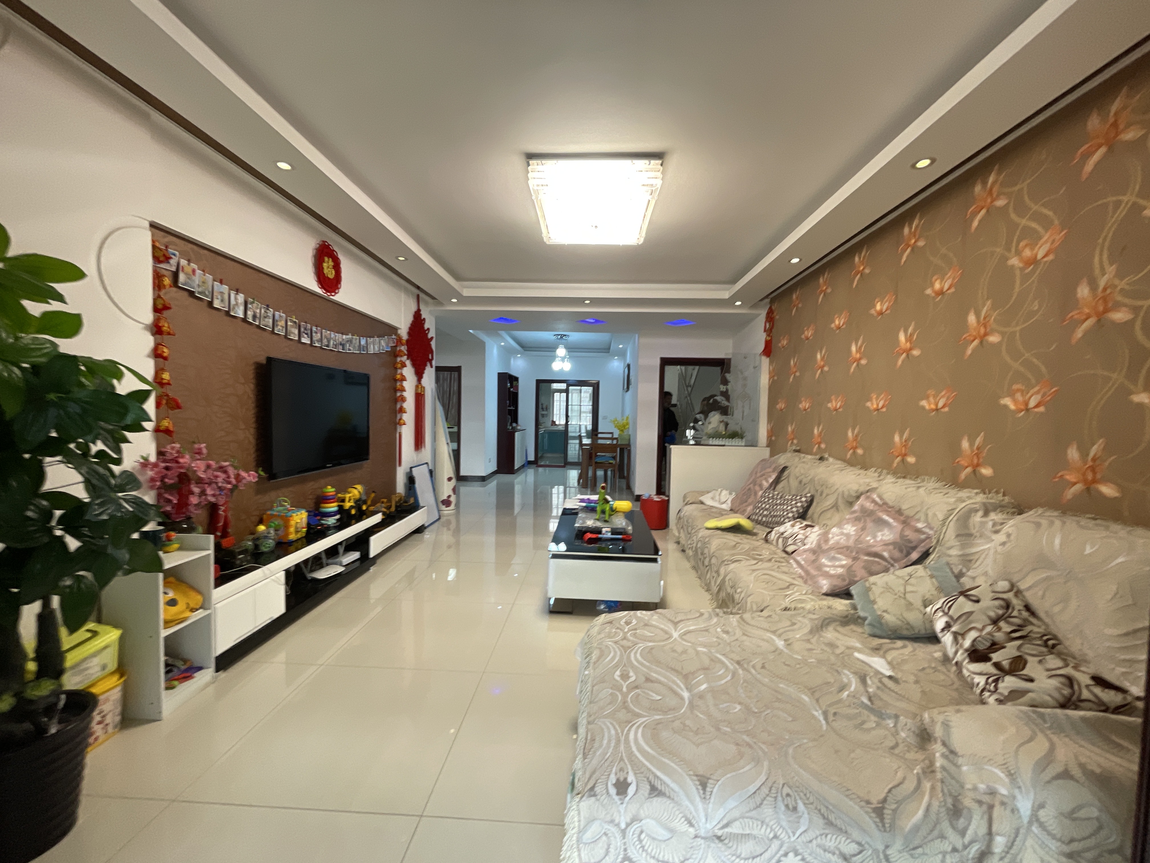 凤凰城圆大两房 采光真是好 哪个功能间的空间都大